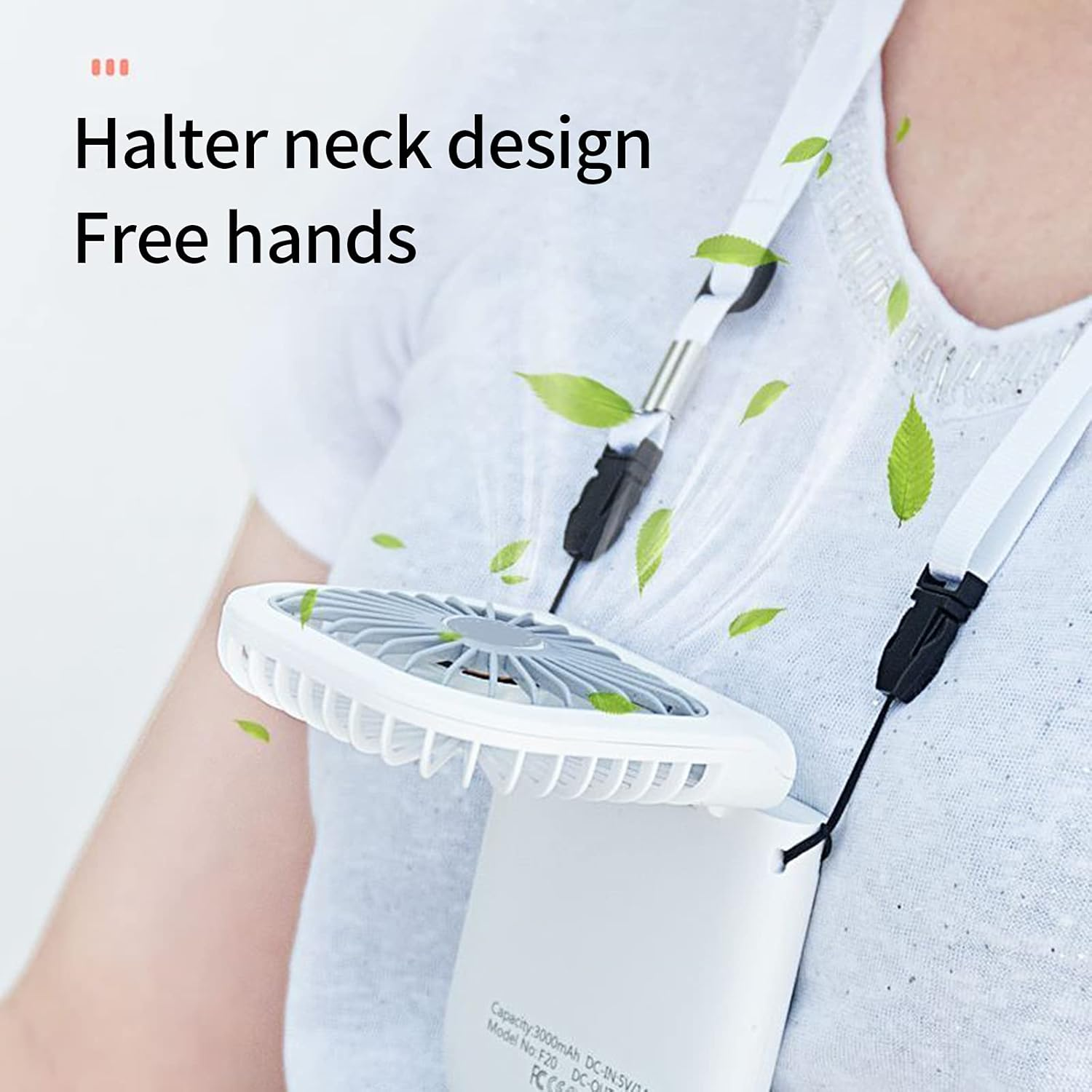 Ein weißer Nackenfächer mit Halsband und grünen Blättern, der Luft bläst.