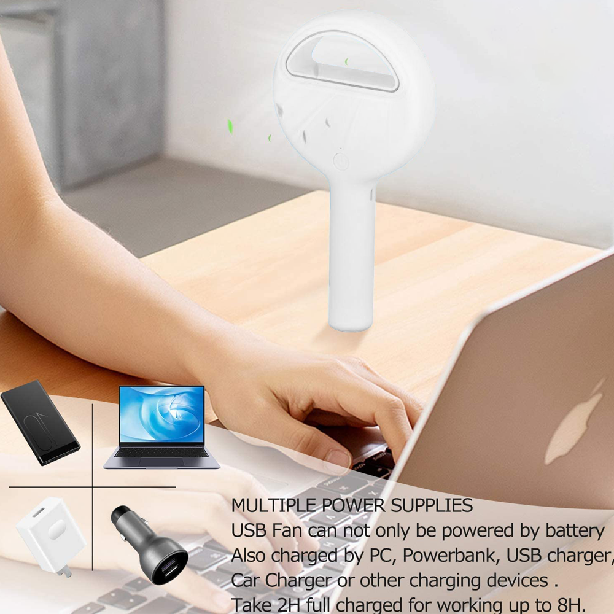 Ein weißer USB-Ventilator steht auf einem Schreibtisch neben einem Laptop, Smartphone und Ladegeräten.
