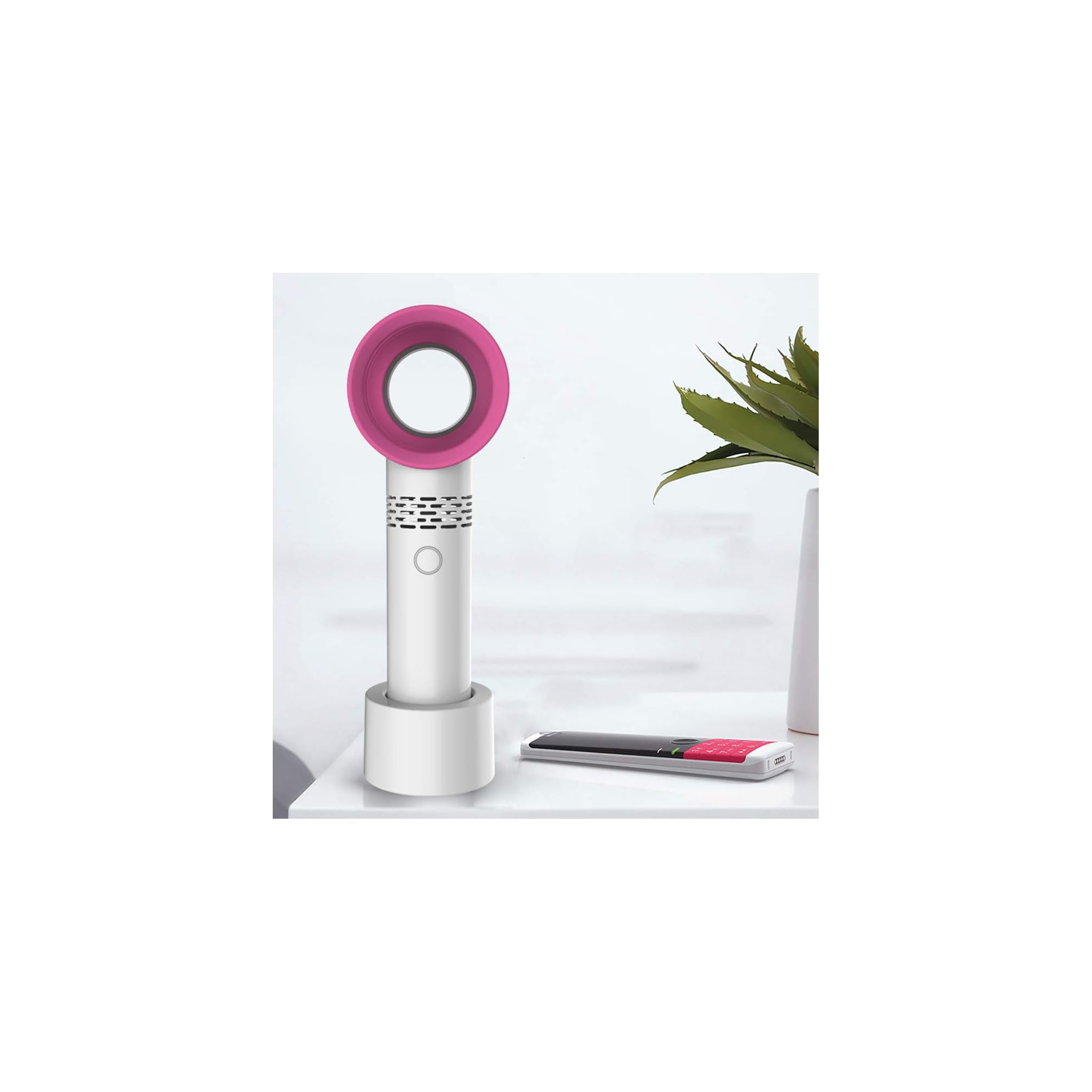 Ein weißer lüfterloser Ventilator mit pinkem Ring auf einem Sockel, daneben ein schwarzes Smartphone.