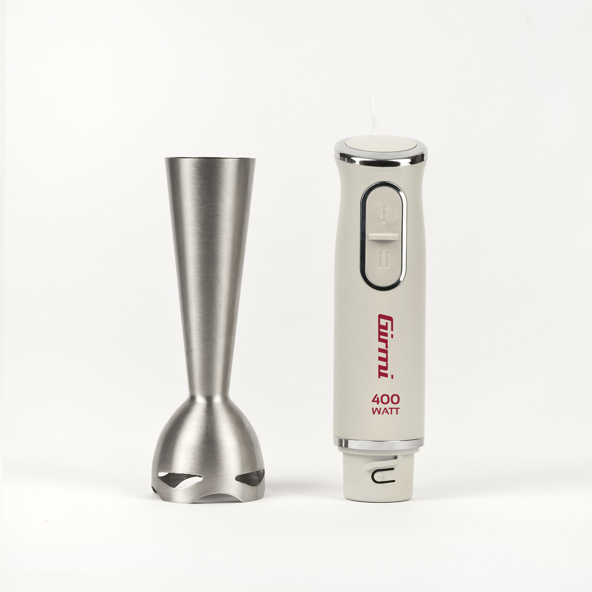 Ein cremefarbener Stabmixer mit rotem Logo und Metallaufsatz auf weißem Hintergrund.