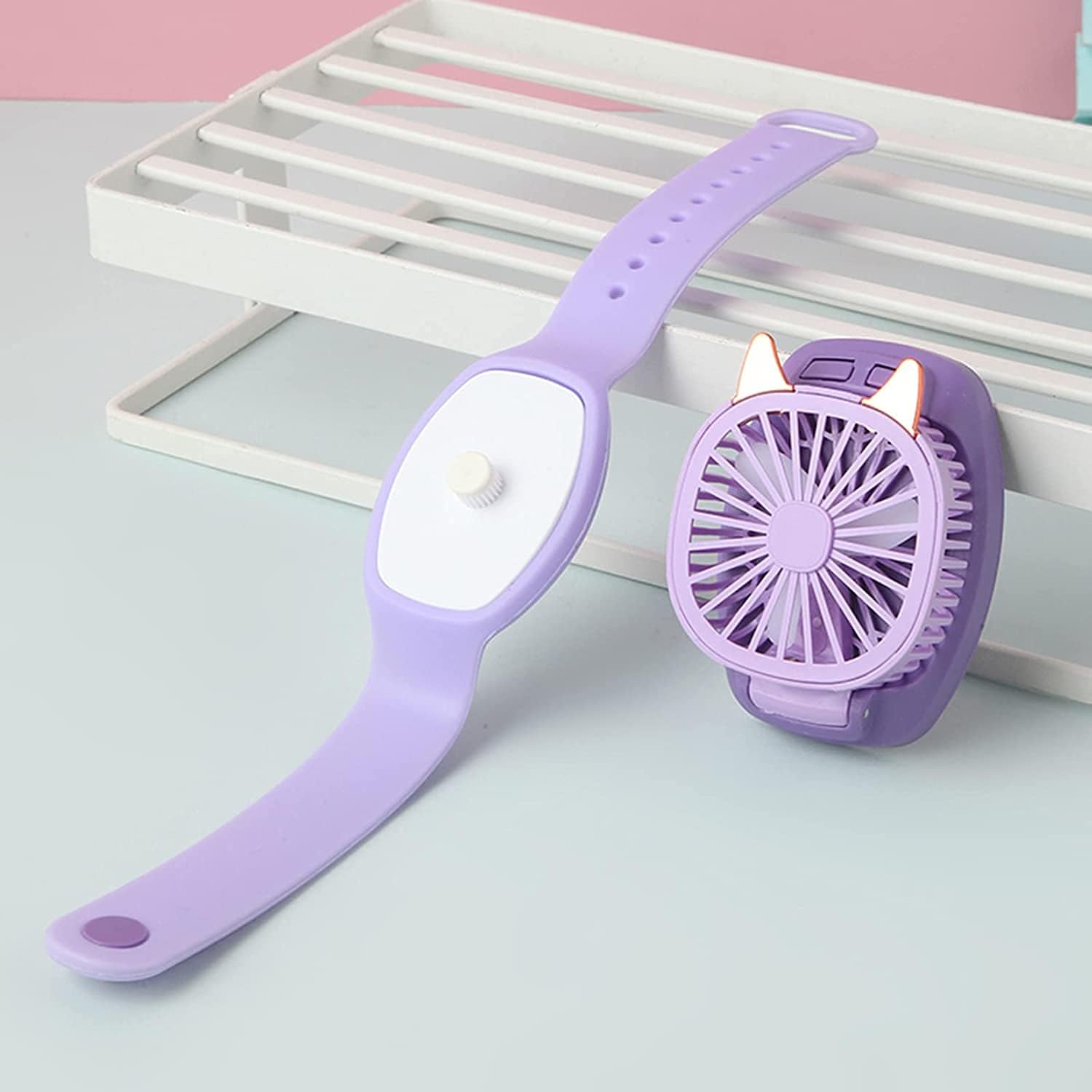 Ein lila Halsventilator mit Katzenohren und ein passendes Armband.