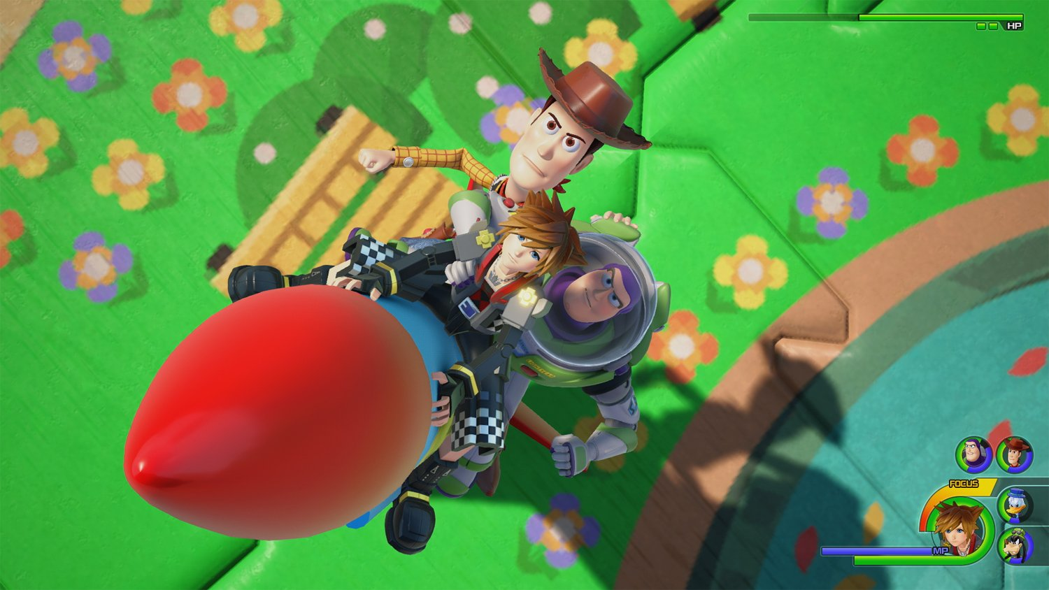 Woody, Sora und Buzz auf einer Rakete vor einer grünen, blumigen Landschaft.