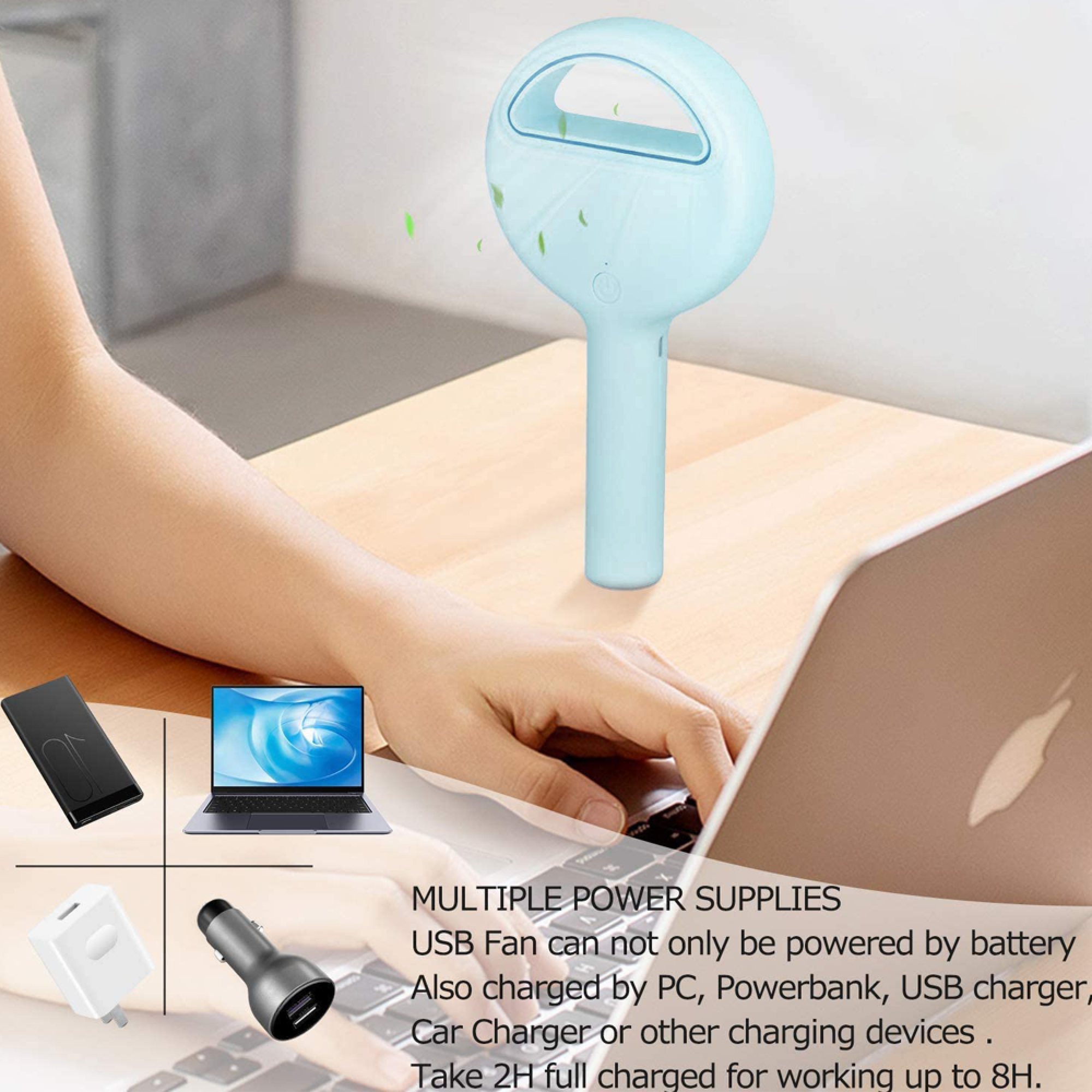 Ein blauer USB-Ventilator auf einem Schreibtisch mit Laptop, Handy, Ladegerät und Autoladegerät.