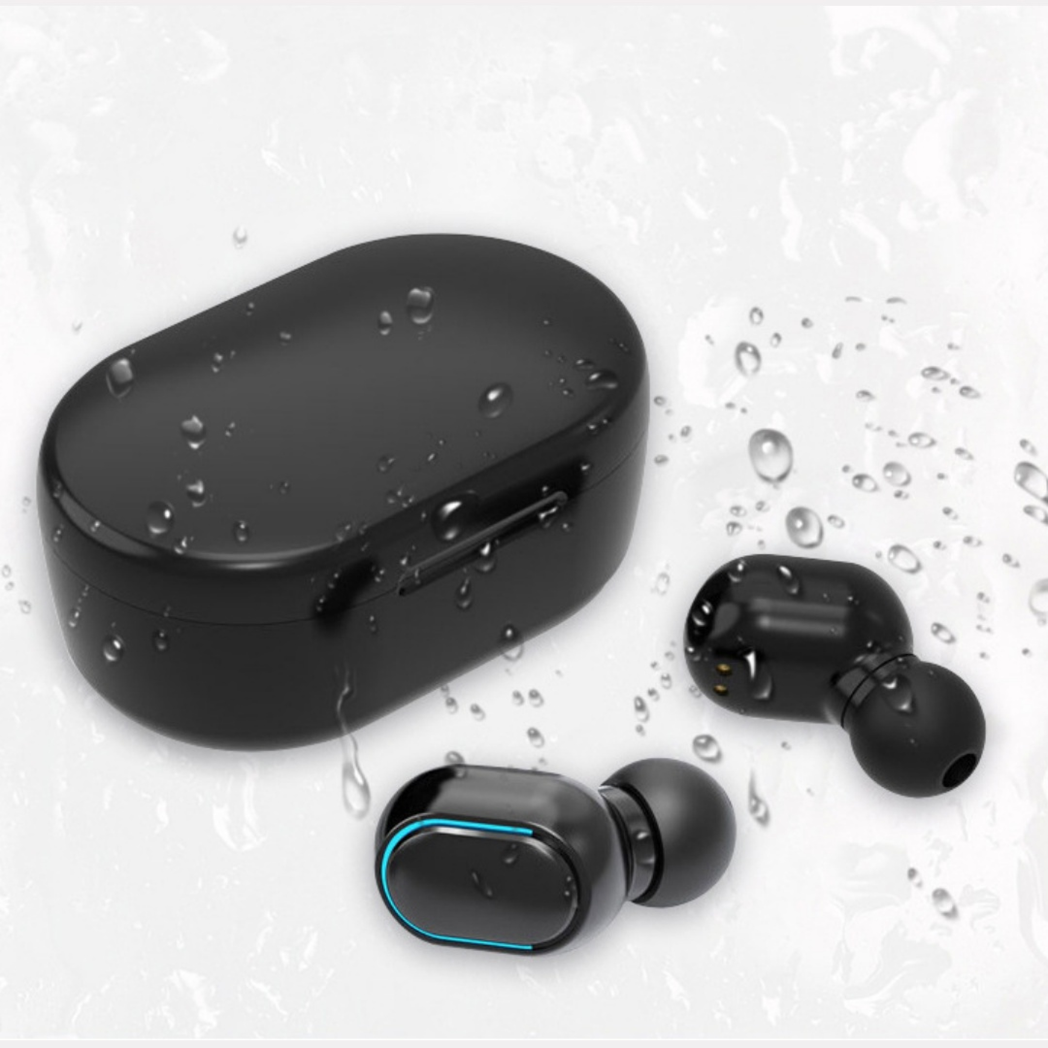 Schwarzes kabelloses Ohrhörer-Set mit Ladebox, bedeckt mit Wassertropfen.