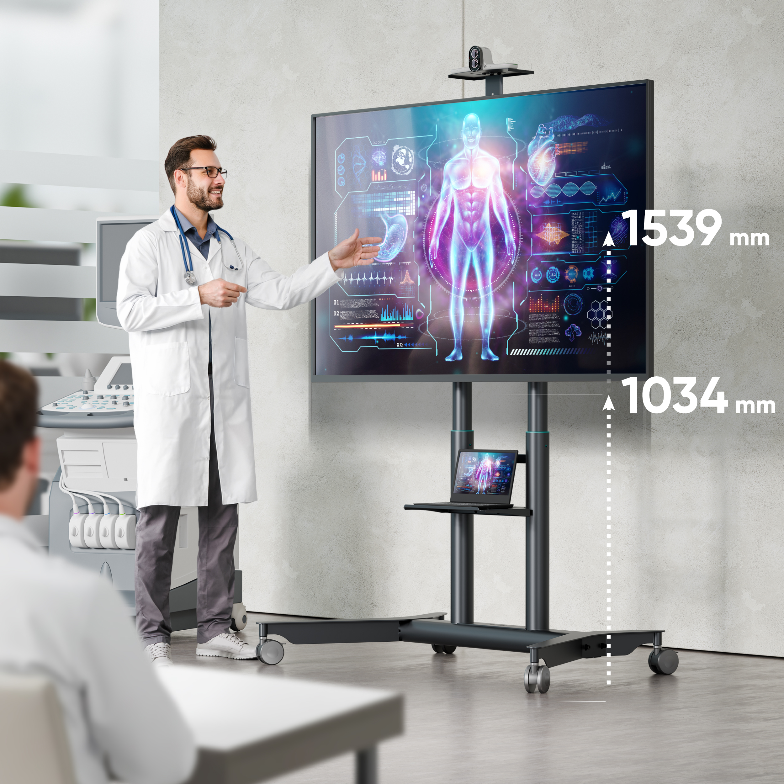 Ein Arzt erklärt eine menschliche Anatomie auf einem großen Bildschirm.