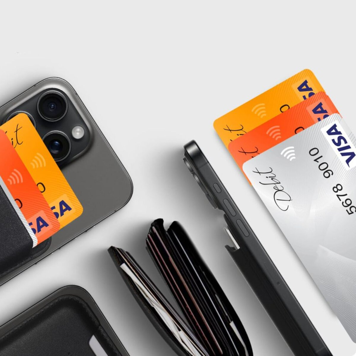 Ein Smartphone mit Kreditkarten und einer Brieftasche auf weißem Hintergrund.