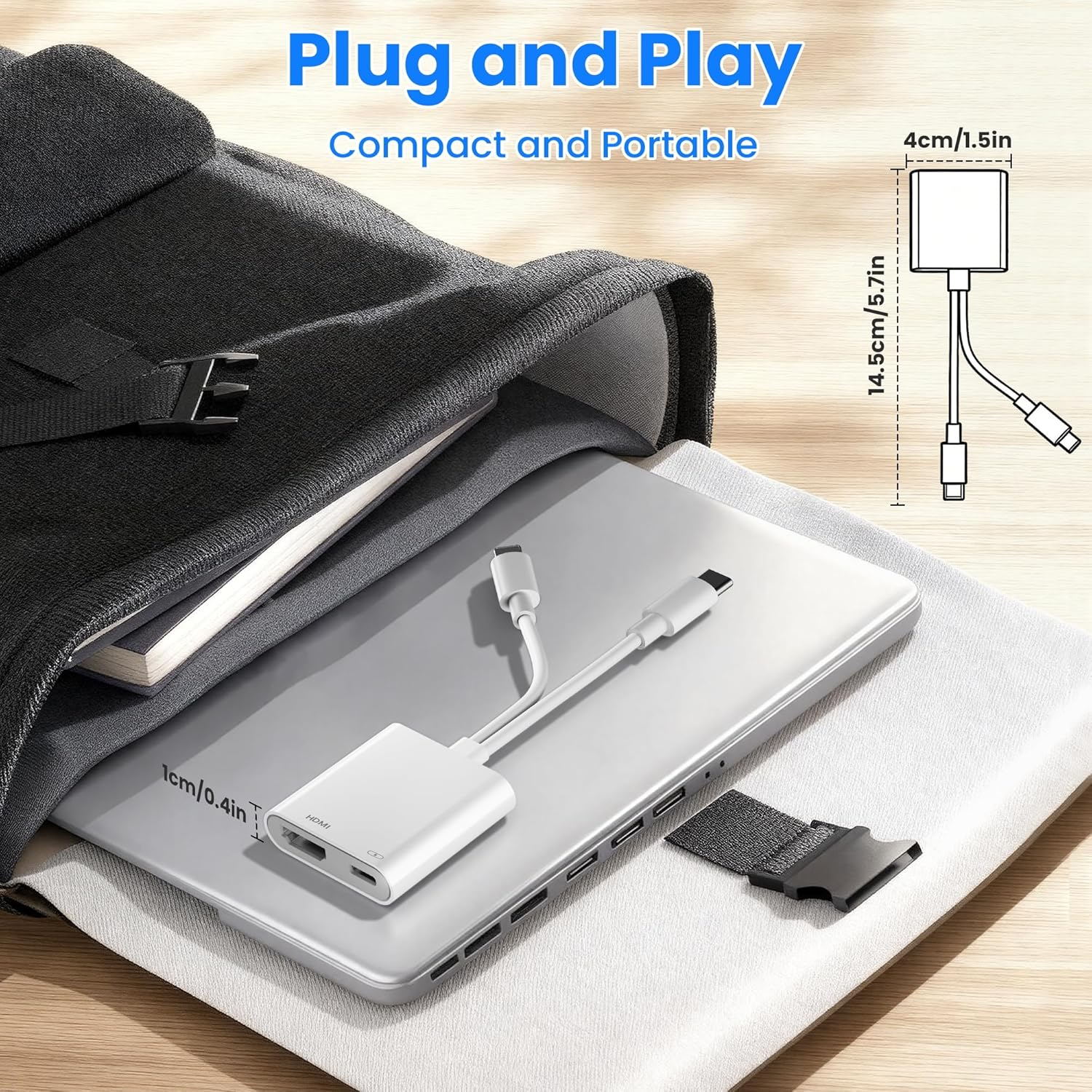Ein weißer USB-C-Hub-Adapter wird an einen Laptop angeschlossen. Text: 'Plug and Play'.