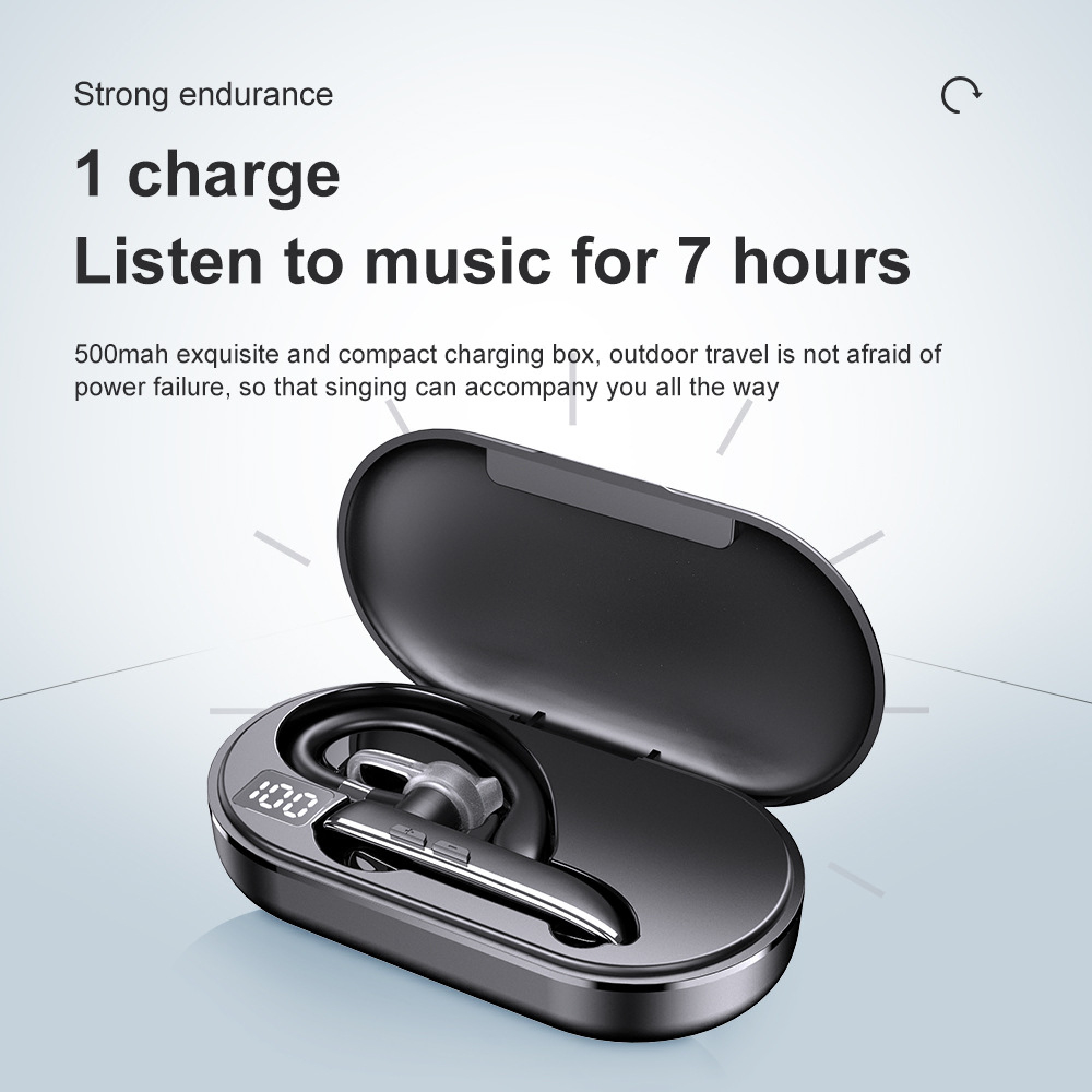 Ein schwarzes Headset in einer geöffneten Ladehülle mit digitaler Anzeige.