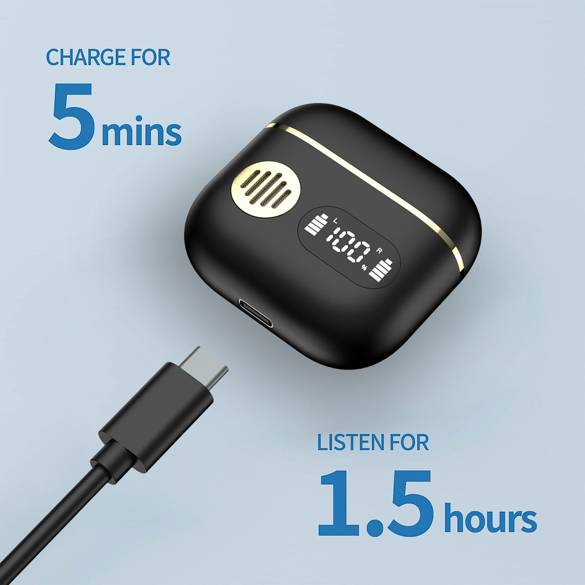 Schwarzes Ladecase mit Ladeanzeige und USB-C-Kabel daneben.