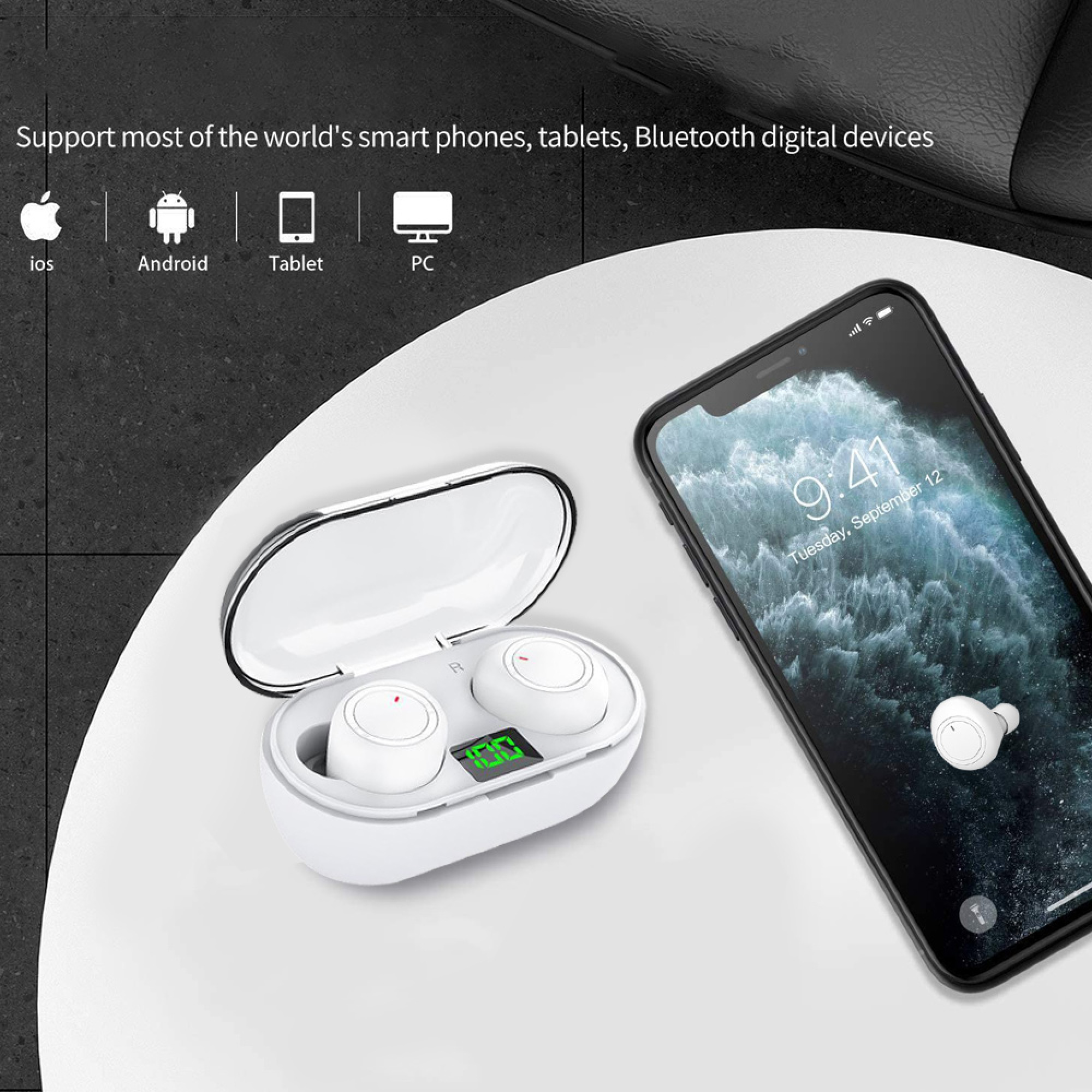 Weiße Ohrhörer im geöffneten Ladecase neben einem Smartphone mit Sperrbildschirm.
