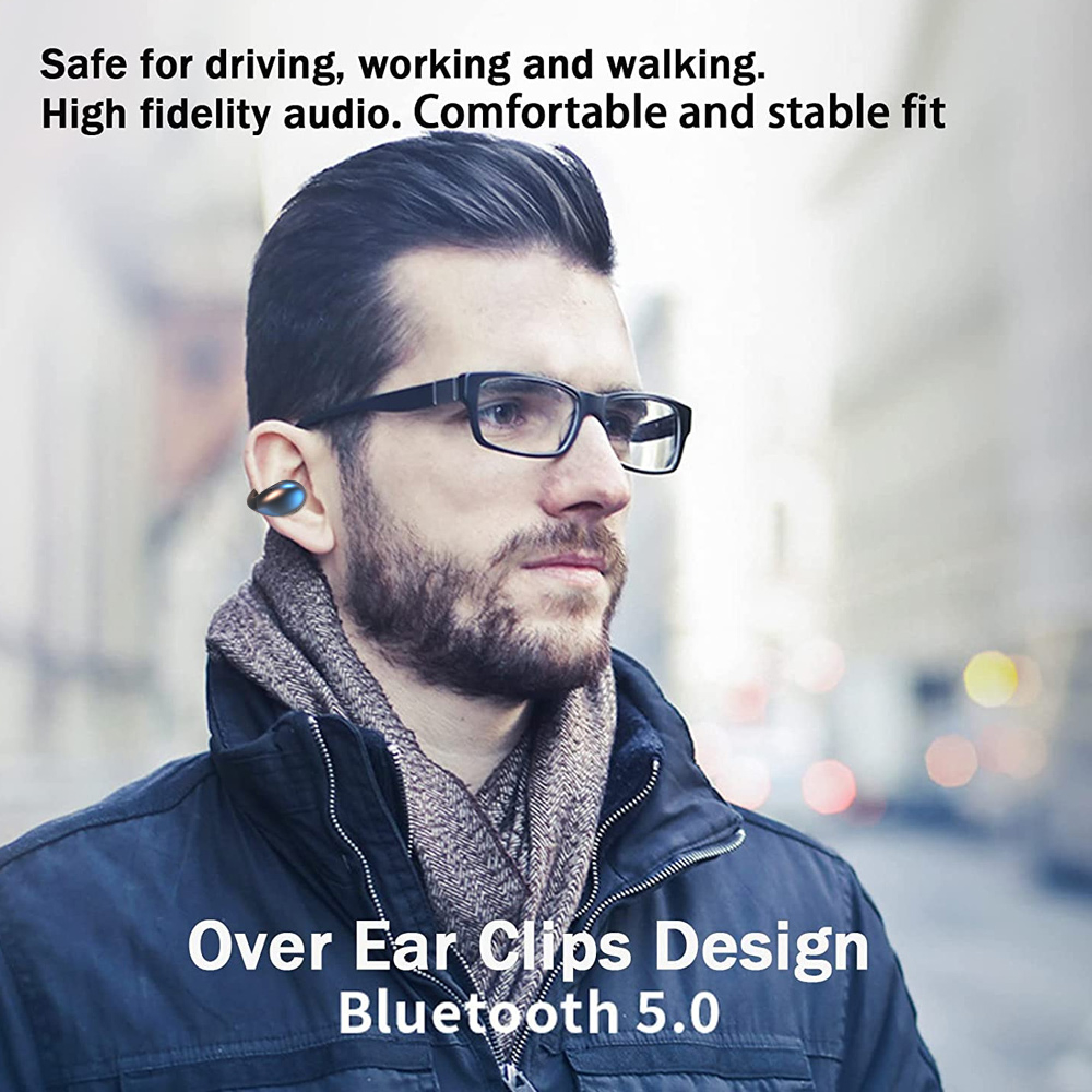 Ein Mann mit Brille trägt einen blauen Ohrclip-Kopfhörer.
