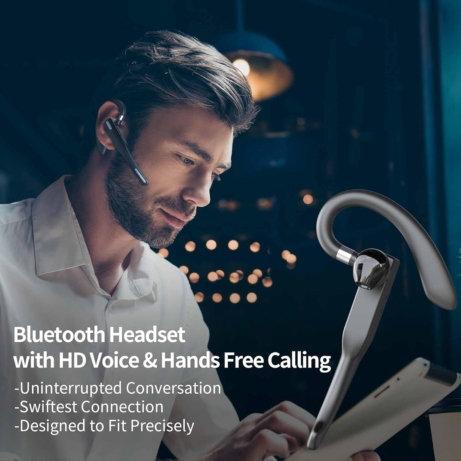 Mann mit Bluetooth-Headset und Tablet. Text über HD-Stimme und Freisprechen.