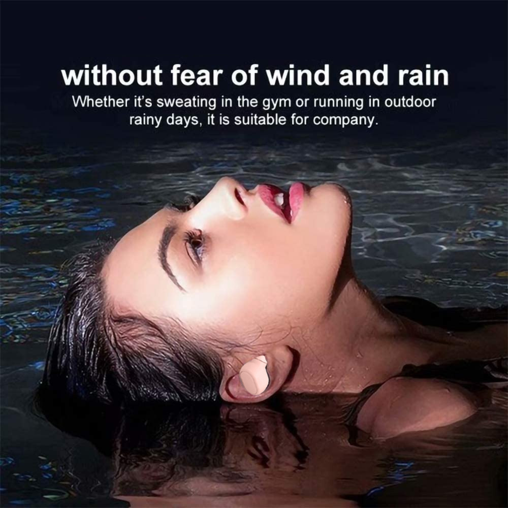 Eine Frau mit einem weißen Ohrhörer im Ohr treibt in dunklem Wasser.