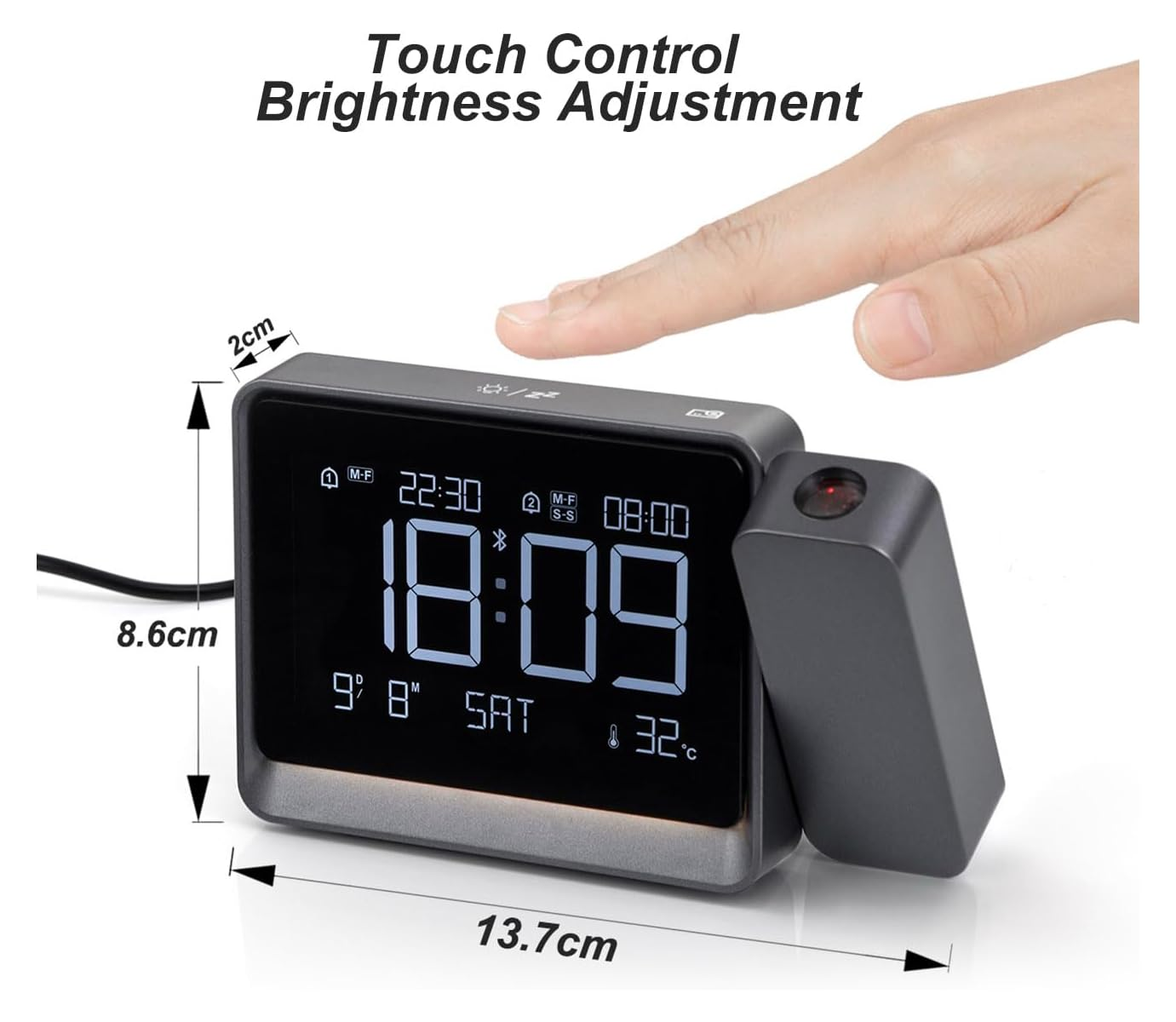 Digitaluhr mit Projektor zeigt 18:09, Sa, 32C. Hand berührt Oberseite.