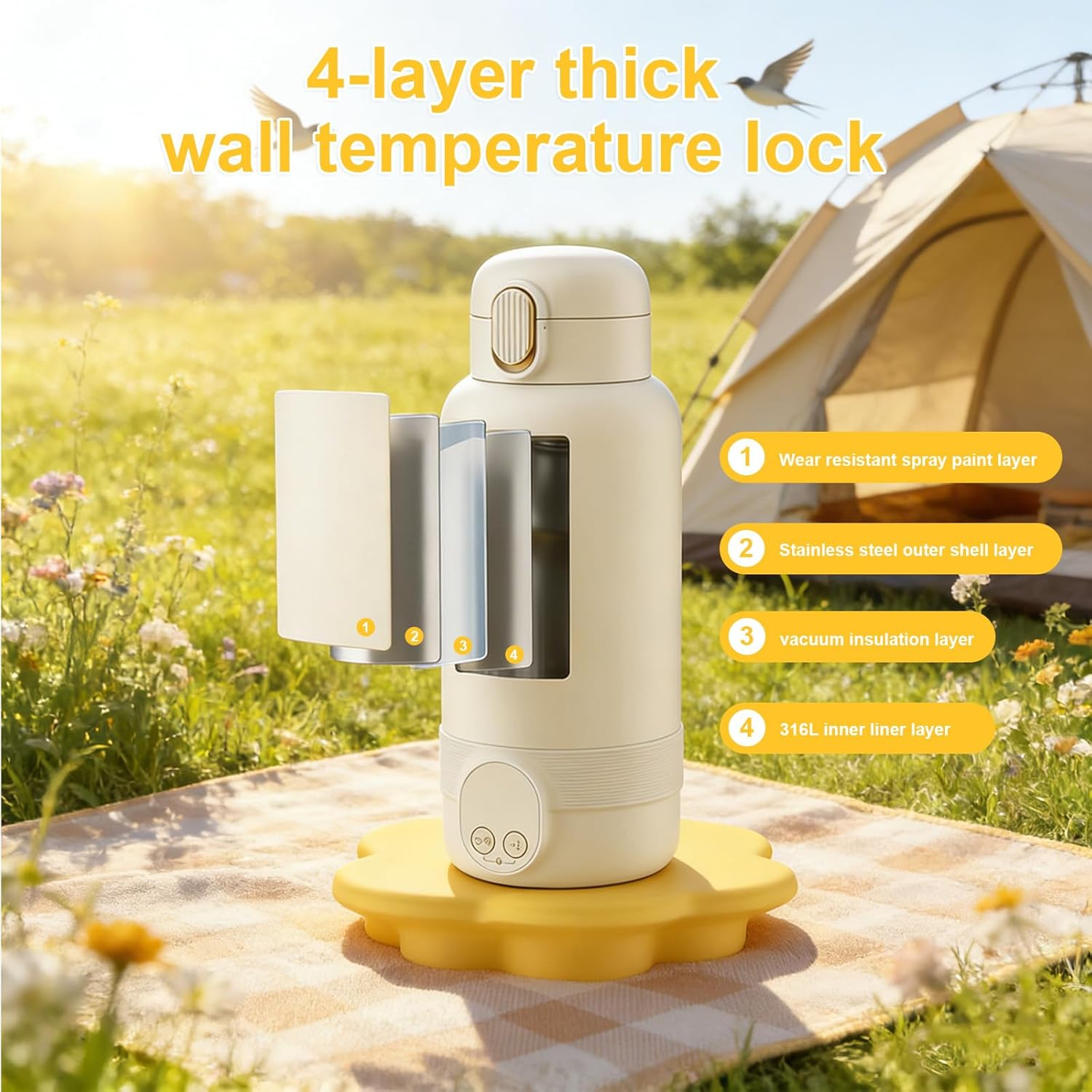 Ein cremefarbener Thermobecher mit 4 Schichten, draußen auf einer Decke, neben einem Zelt.
