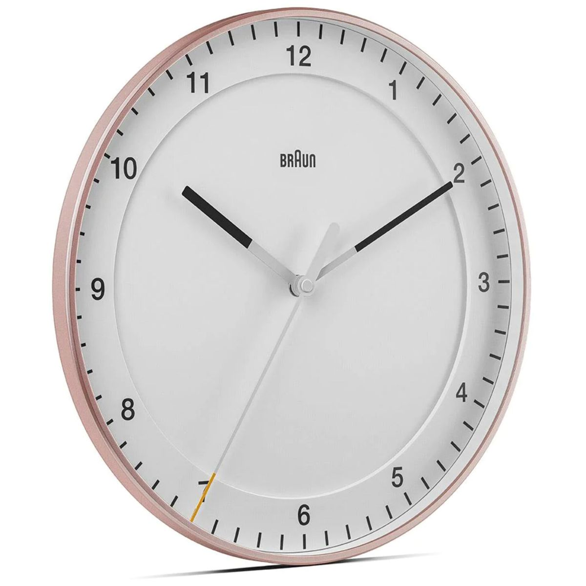 Eine weiße Wanduhr mit roségoldenem Rahmen und schwarzen Zeigern.