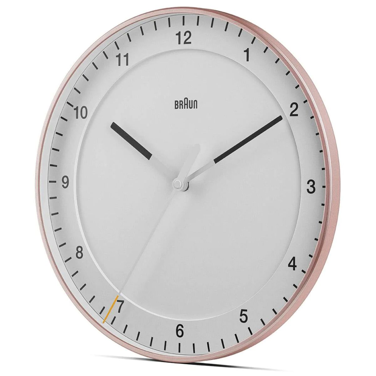 Weiße Wanduhr mit roségoldenem Rahmen, schwarzen Zeigern und Zahlen.