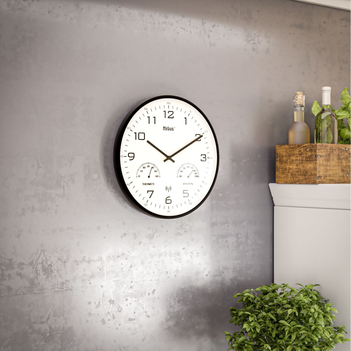 Eine weiße Uhr mit schwarzen Zeigern und Zifferblatt, die an einer grauen Wand hängt.