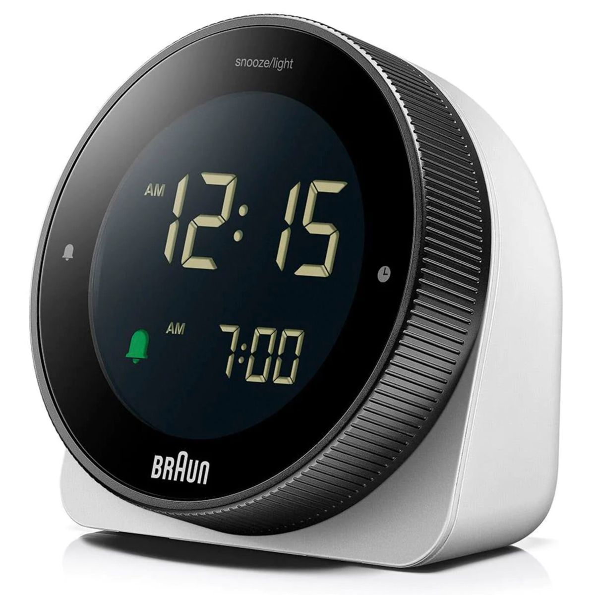 Ein digitaler Braun-Wecker mit zwei Zeitanzeigen und Snooze/Licht-Knopf.