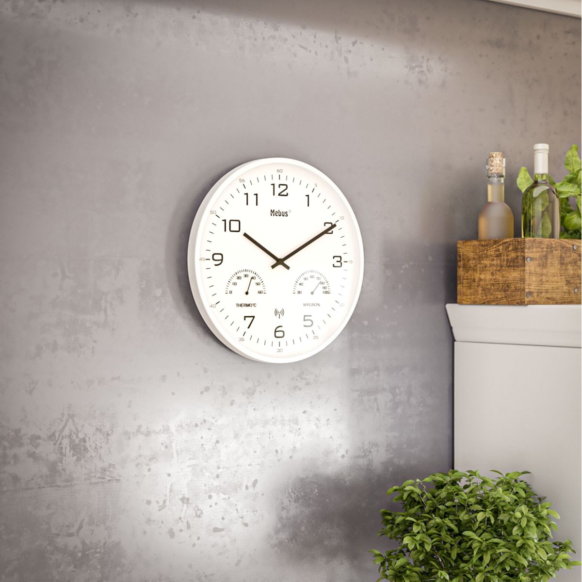 Eine weiße Wanduhr mit Thermometer und Hygrometer auf einer grauen Wand.