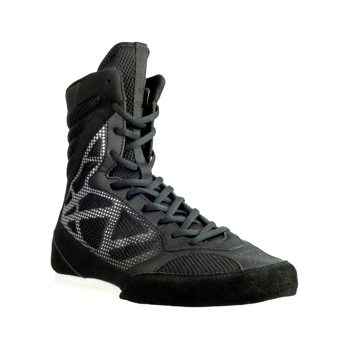 Ein schwarzer hoch geschnittener Boxstiefel mit Schnürsenkeln und weißem Muster.
