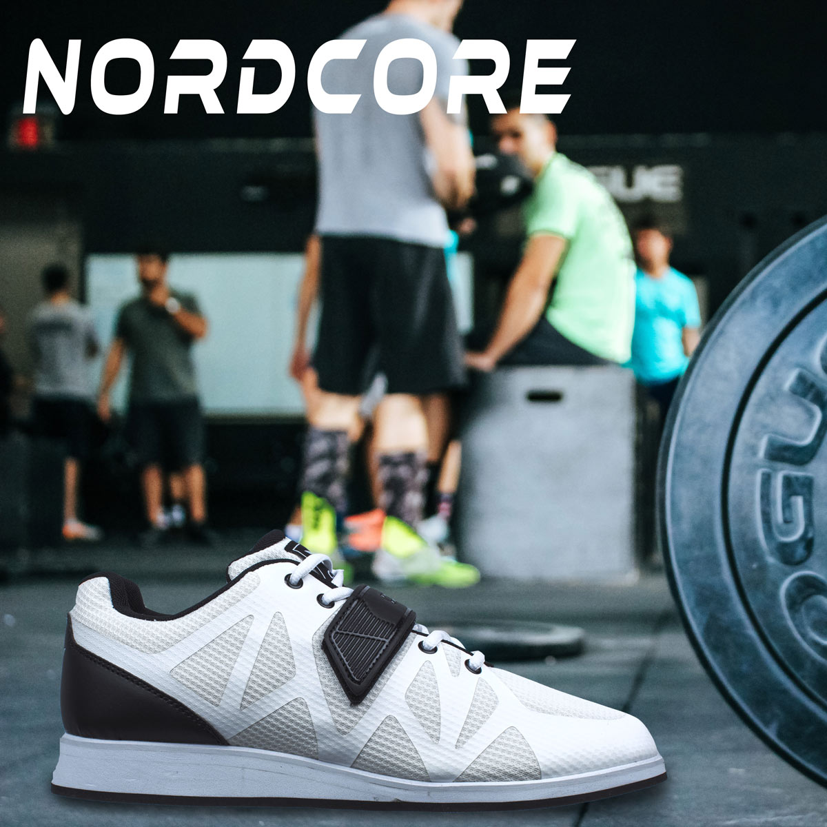 Weißer Gewichtheberschuh mit dunkelbraunen Akzenten und Klettverschluss im Fitnessstudio.