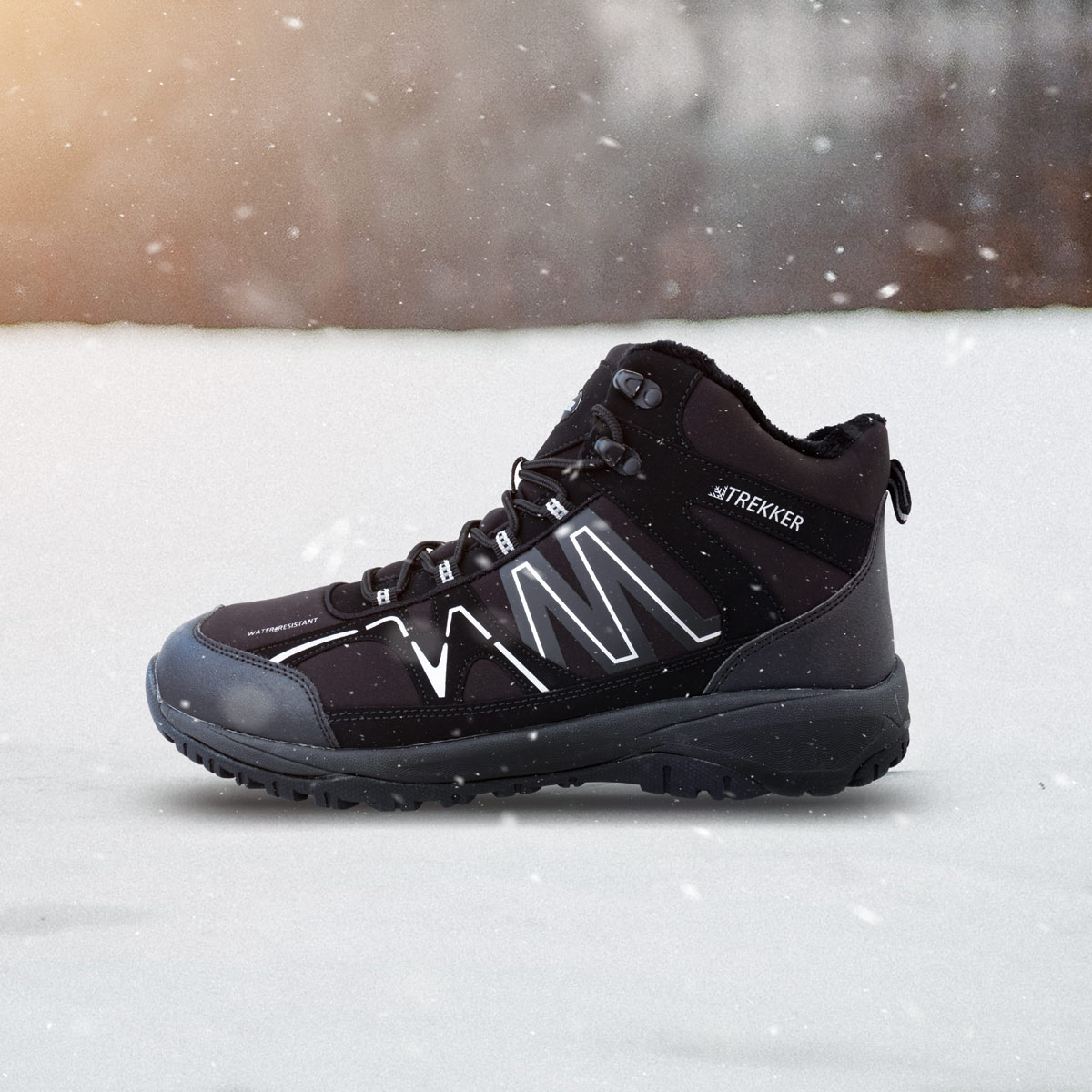 Schwarzer Winterstiefel mit weißen Akzenten auf Eis und Schnee.