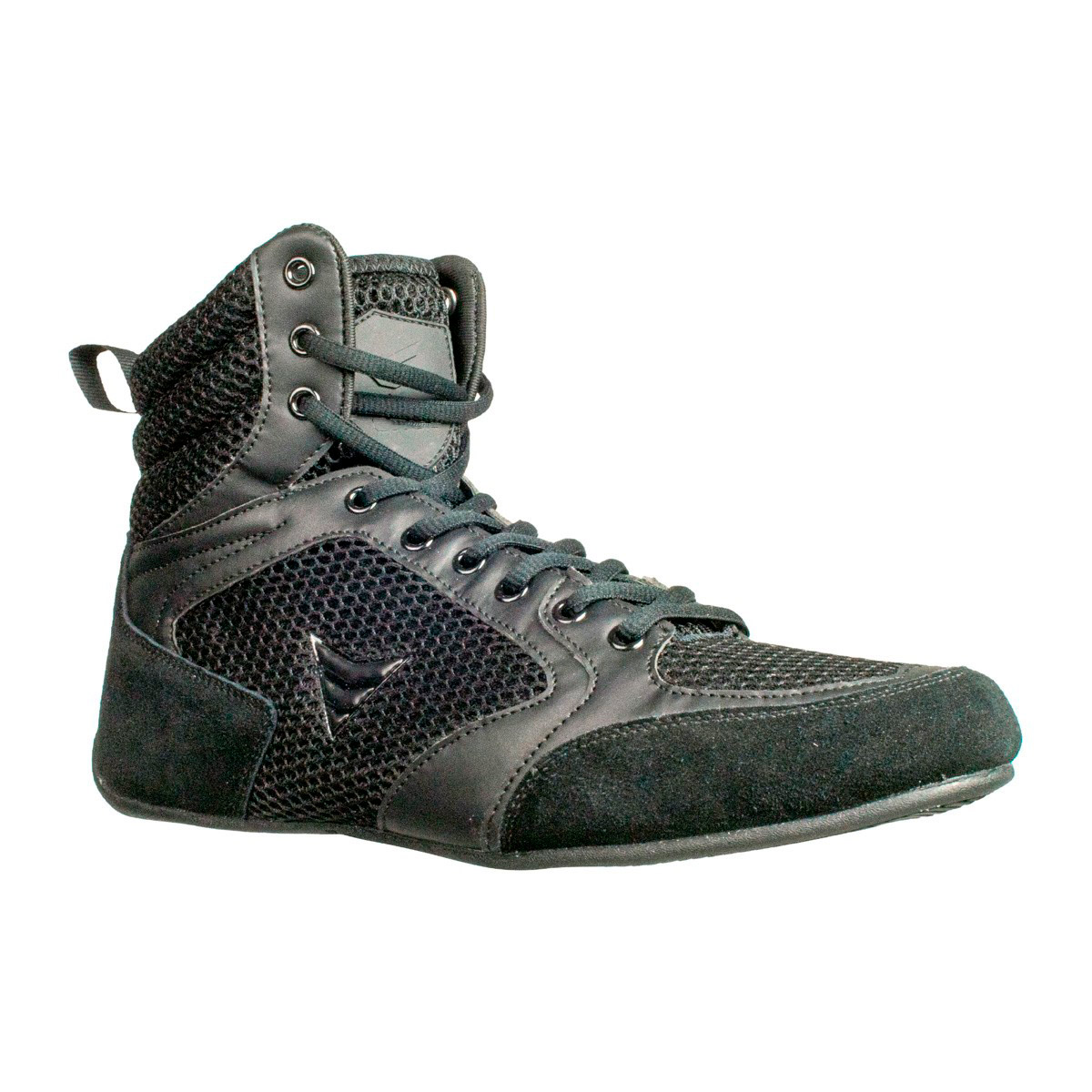 Ein schwarzer High-Top-Boxschuh mit Netz- und Wildlederpaneelen und weißen Schnürsenkeln.