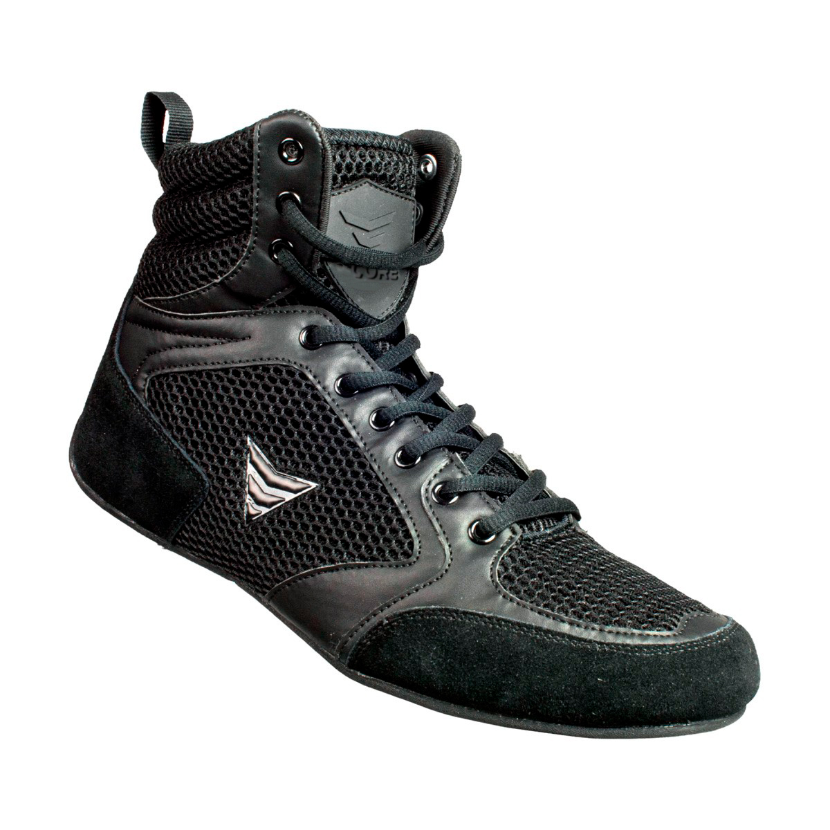 Ein schwarzer High-Top-Schuh mit Schnürsenkeln und Netzmaterial.