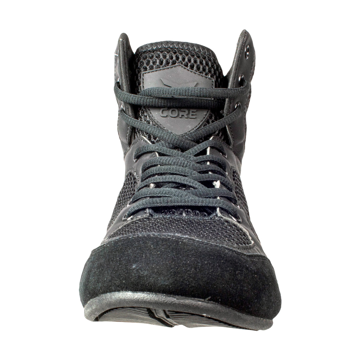 Ein schwarzer Schnürschuh mit Mesh- und Wildlederdetails.