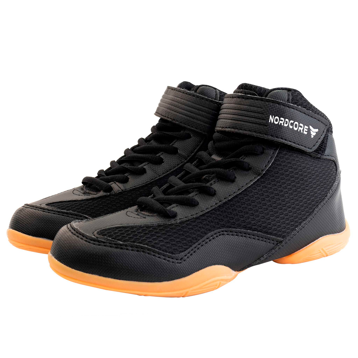 Schwarze, hoch geschnittene Schuhe mit Schnürsenkeln und Klettverschluss, orangefarbene Sohle.