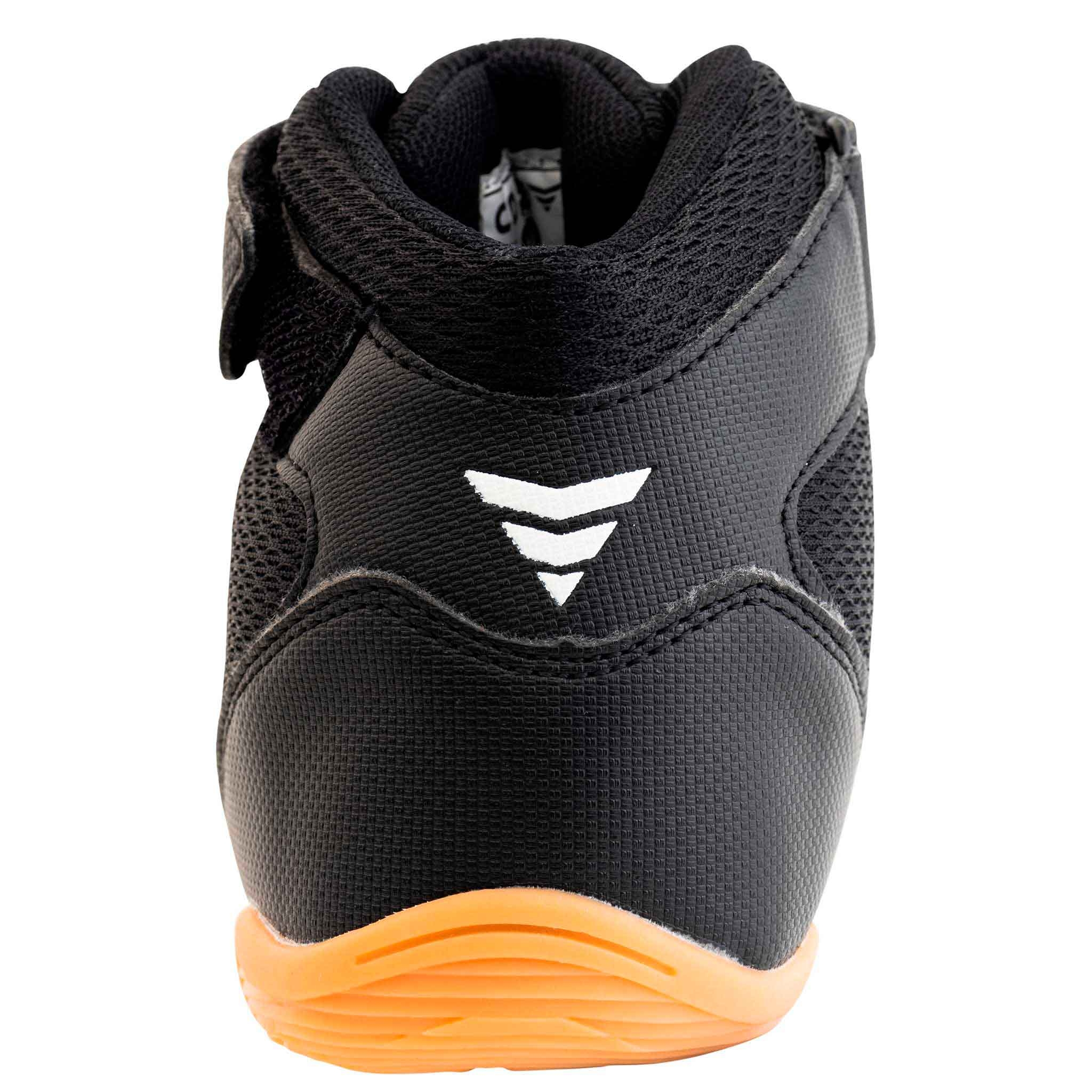 Schwarzer Turnschuh mit oranger Sohle und weißem Logo auf der Rückseite.