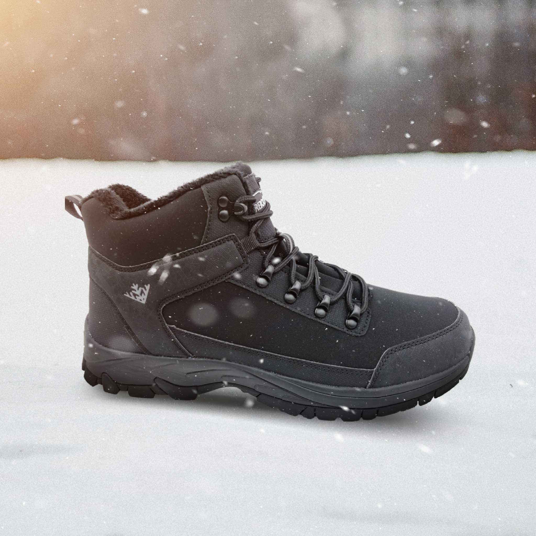 Schwarzer Winterstiefel mit Schnürung auf weißem Schnee mit fallenden Schneeflocken.