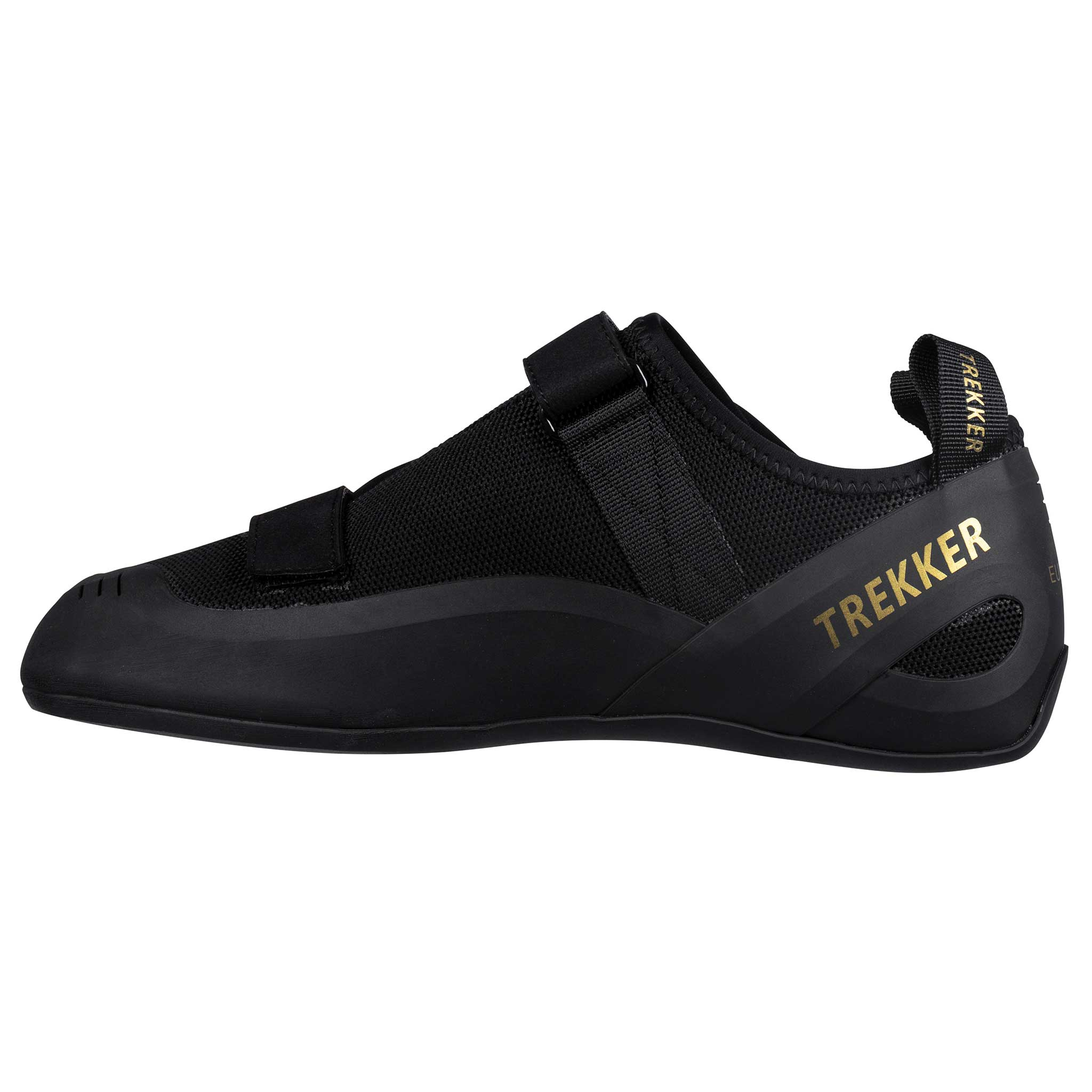 Ein schwarzer Kletterschuh mit goldenem "TREKKER"-Logo auf der Ferse.