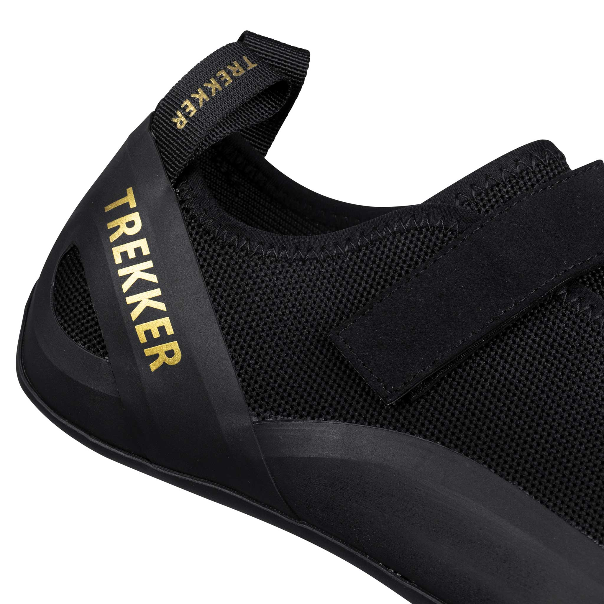 Nahaufnahme eines schwarzen Kletterschuhs mit goldenem Schriftzug.