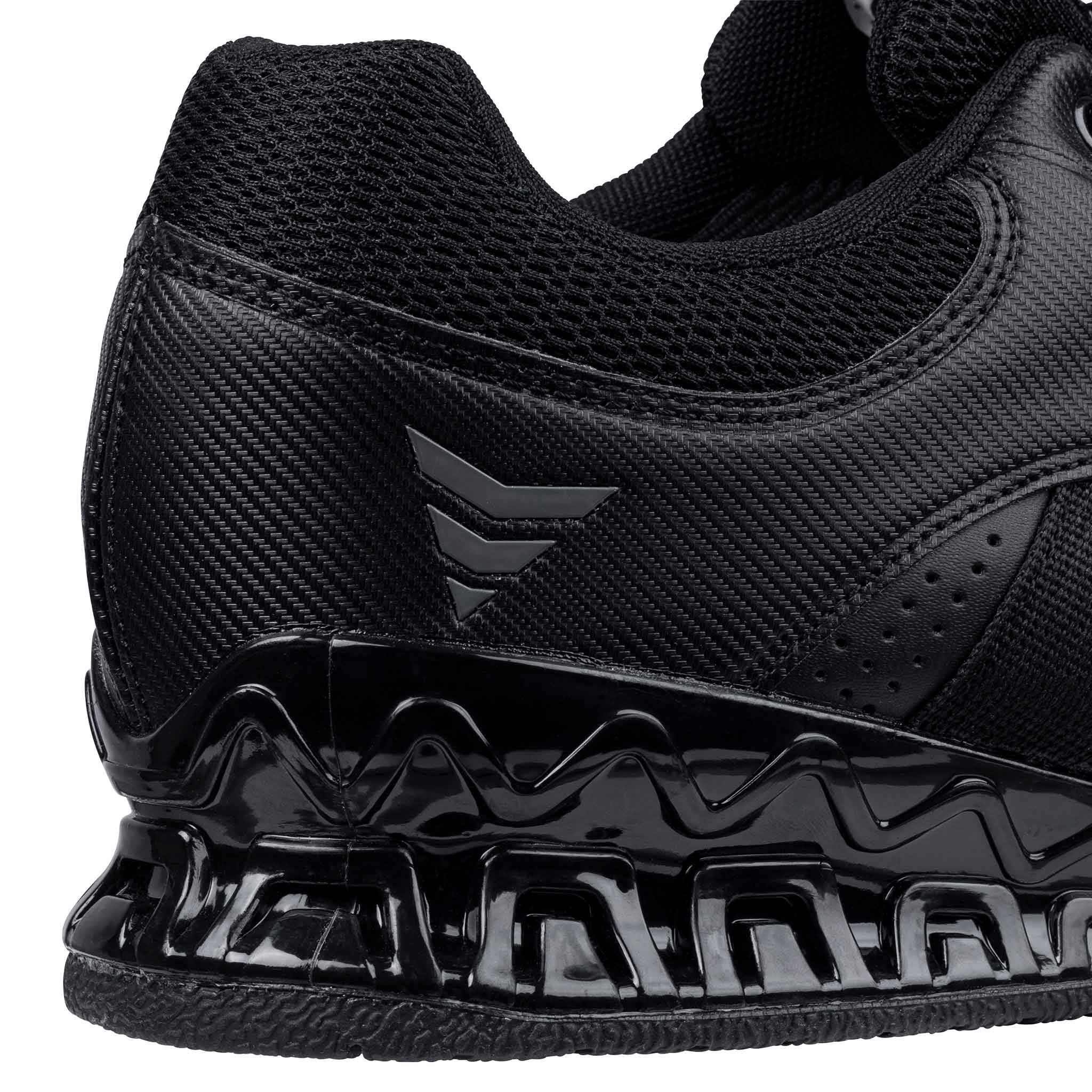 Schwarzer Schuh mit detailliertem Sohlendesign und Logo.