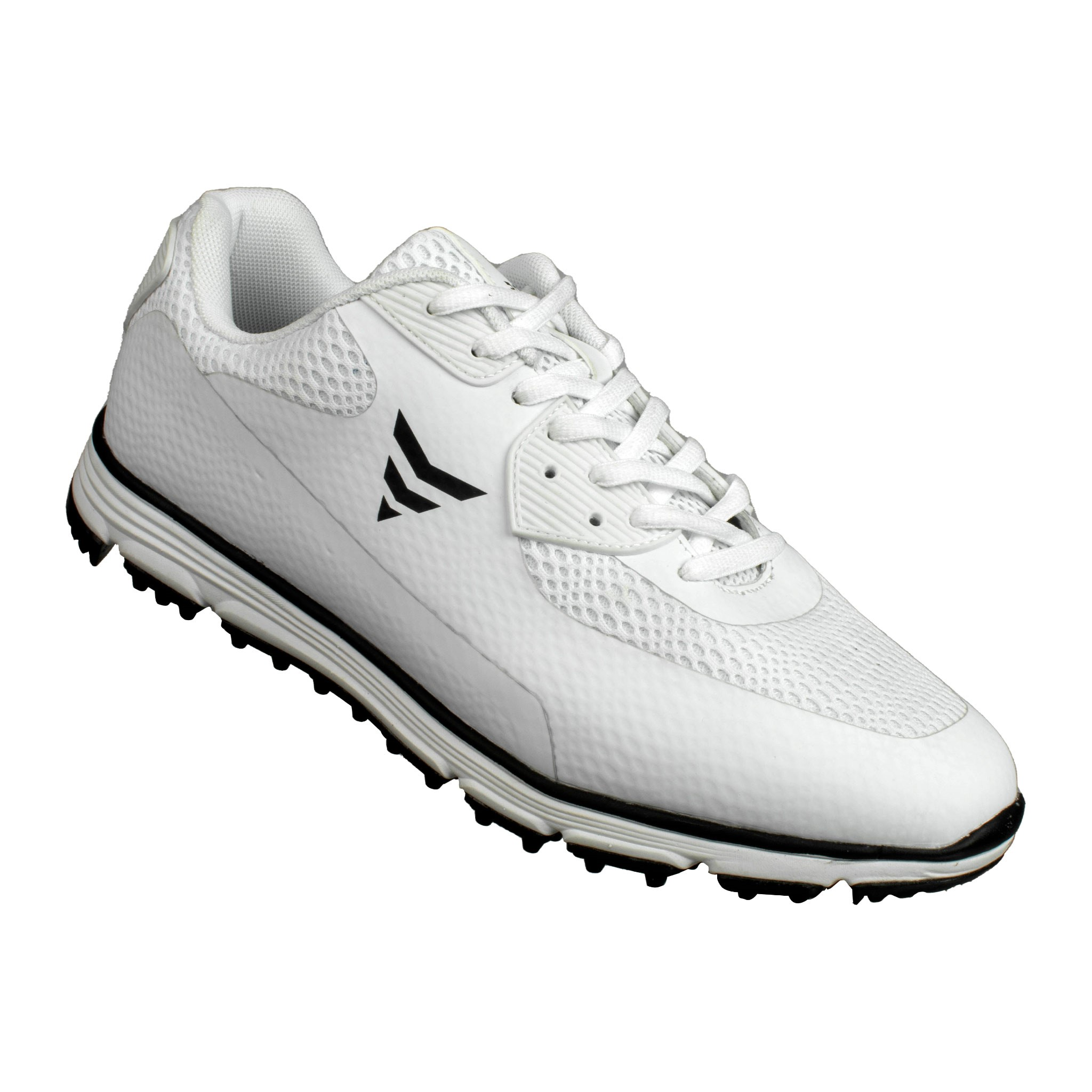 Ein weißer Sportschuh mit schwarzen Akzenten und Schnürsenkeln ist vor weißem Hintergrund zu sehen.