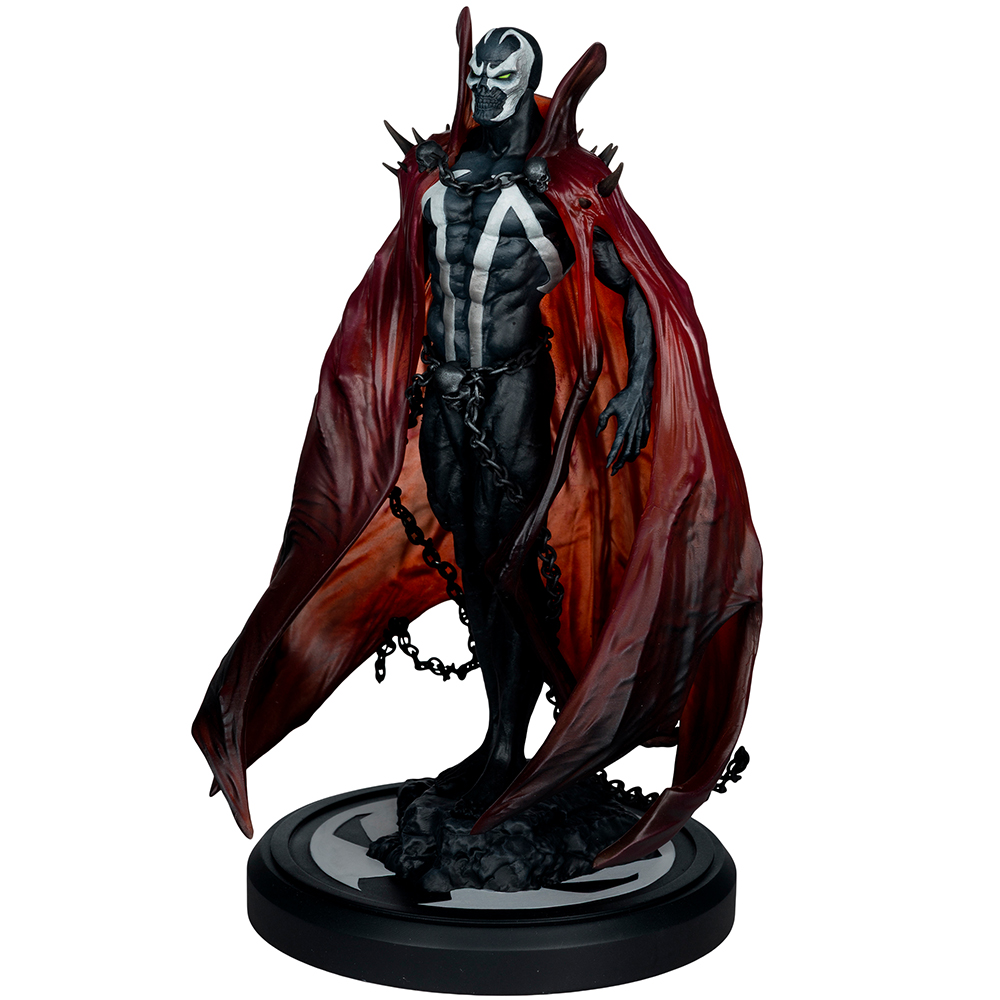 Statua di Spawn con mantello rosso e catene, in piedi su una base.