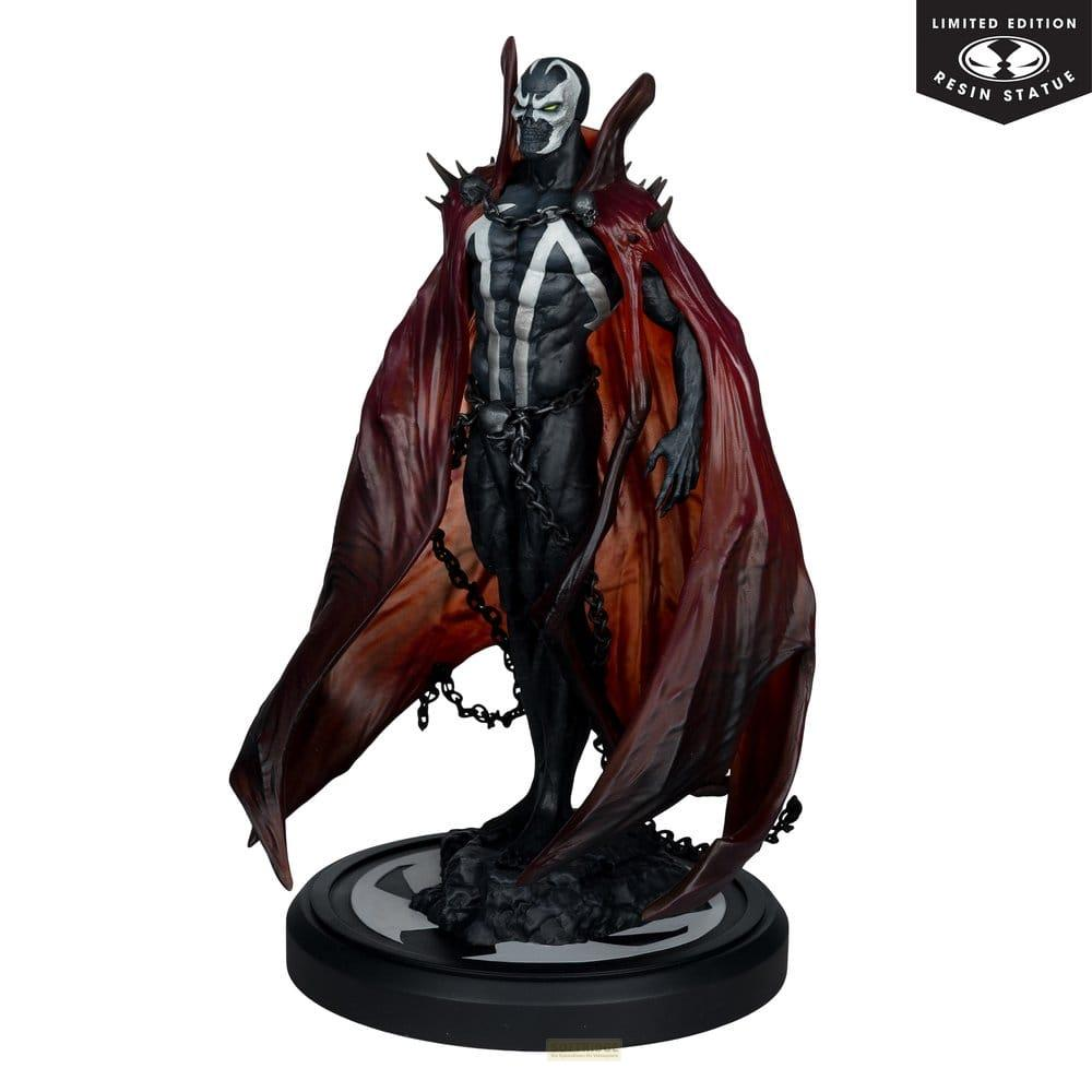 Statua di Spawn con mantello rosso e catene su una base.