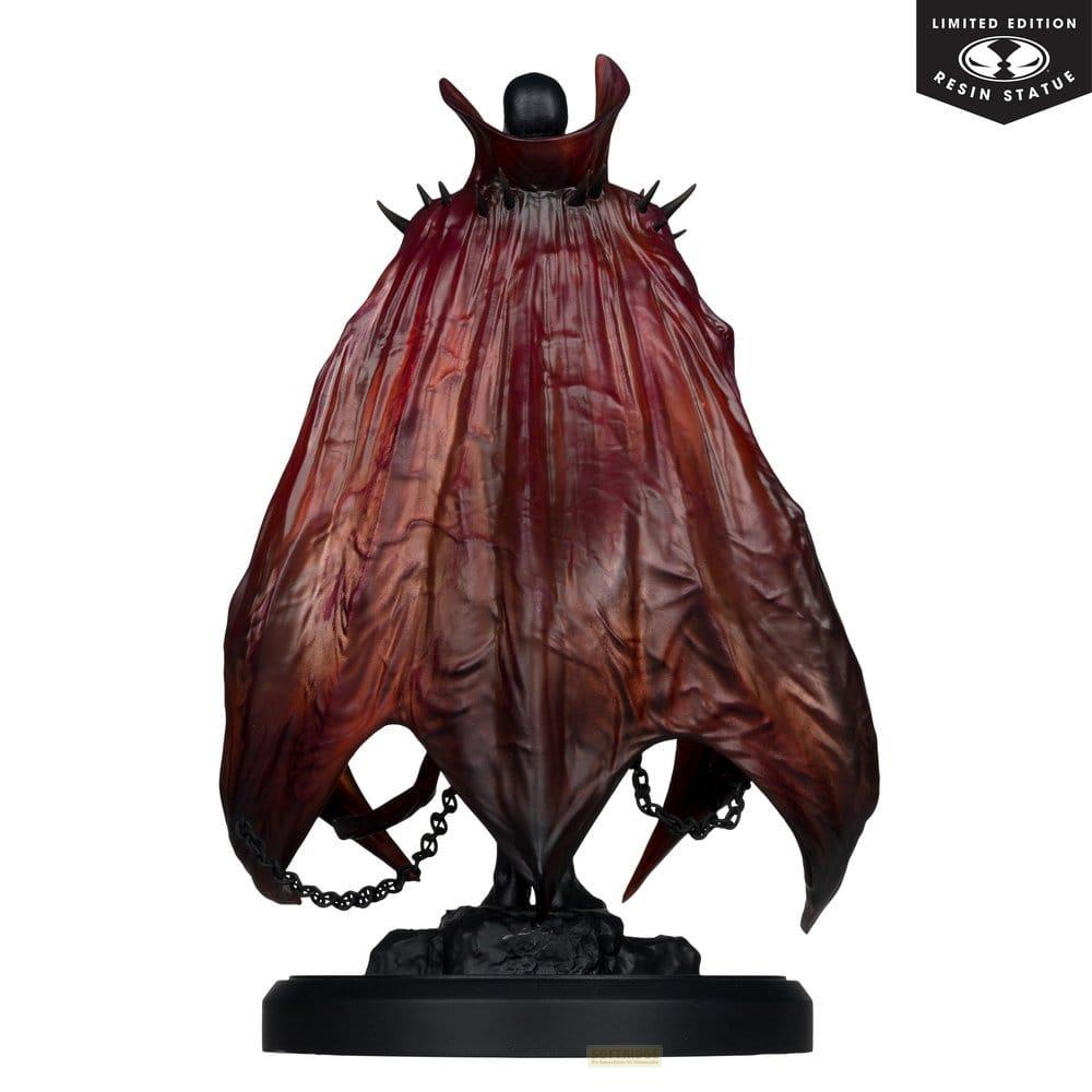 Una figura scura con mantello rosso fluente e catene su base nera.