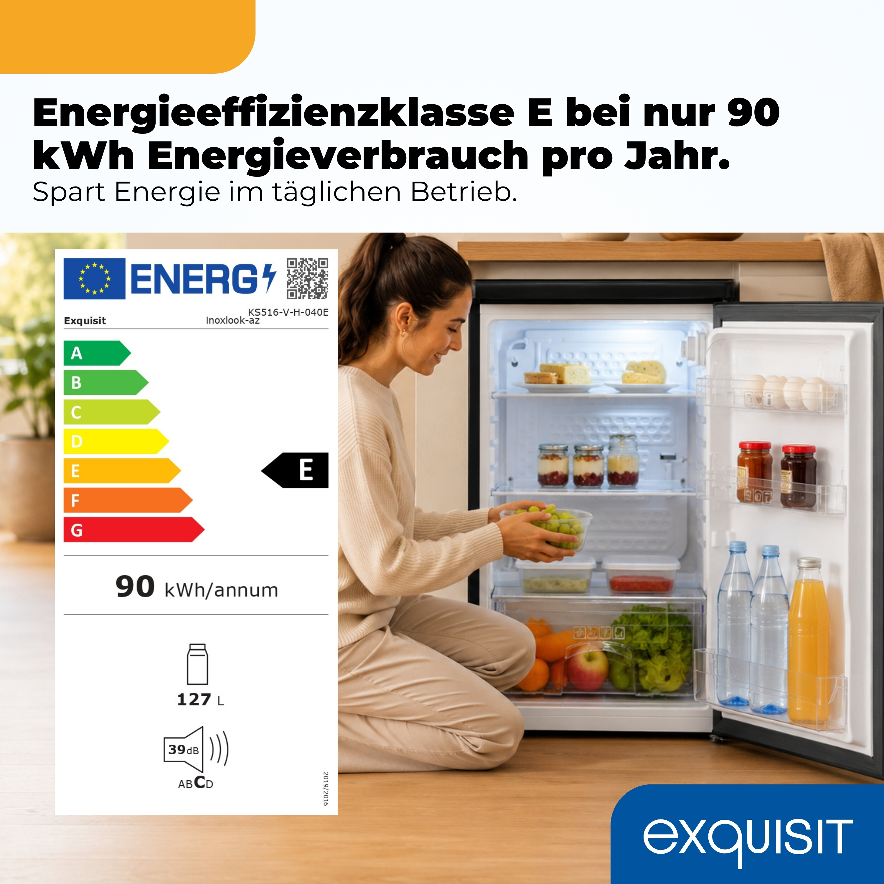 Frau öffnet Kühlschrank mit Energieeffizienzklasse E, 90 kWh/Jahr, 127L Inhalt.