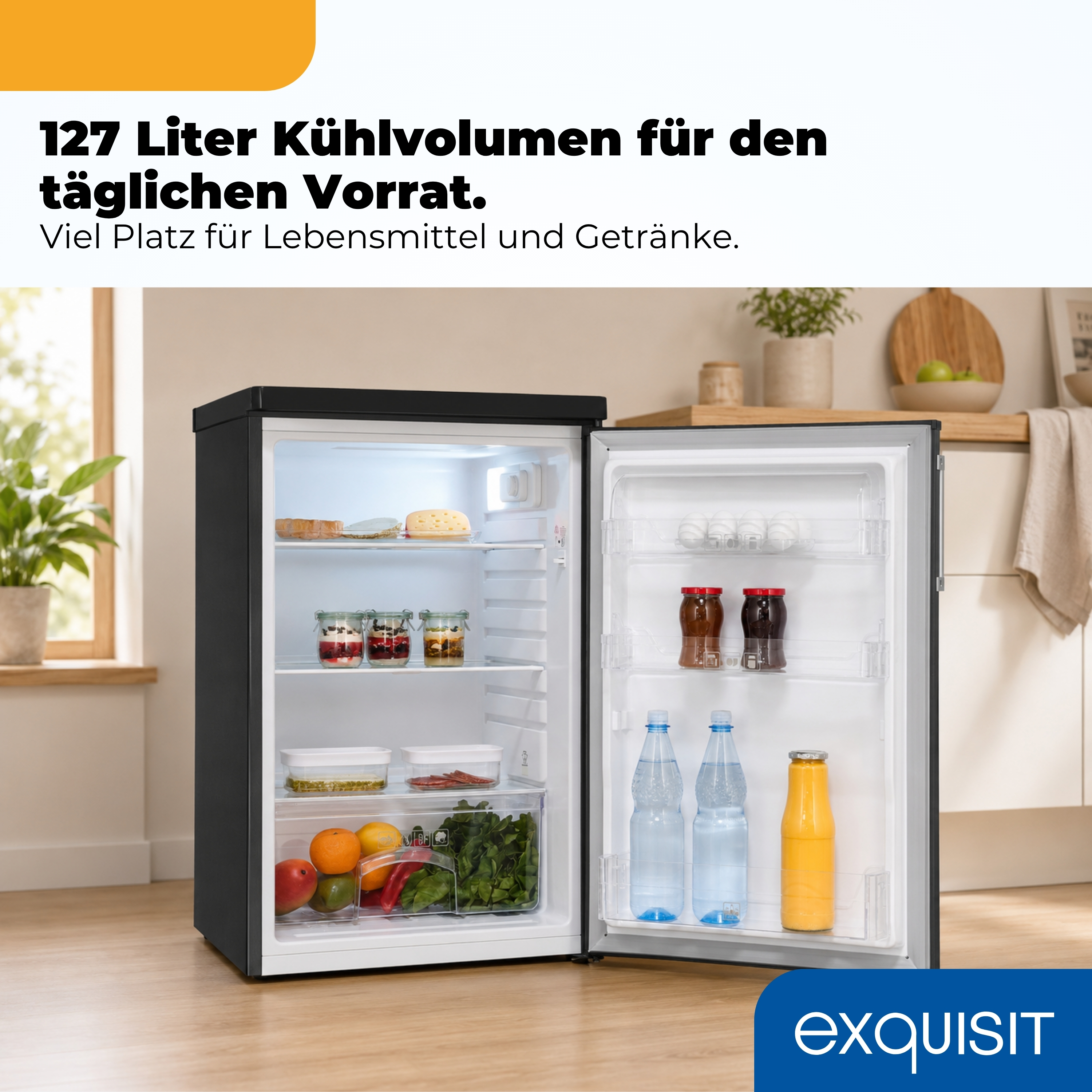 Ein offener schwarzer Kühlschrank mit Lebensmitteln und Getränken.