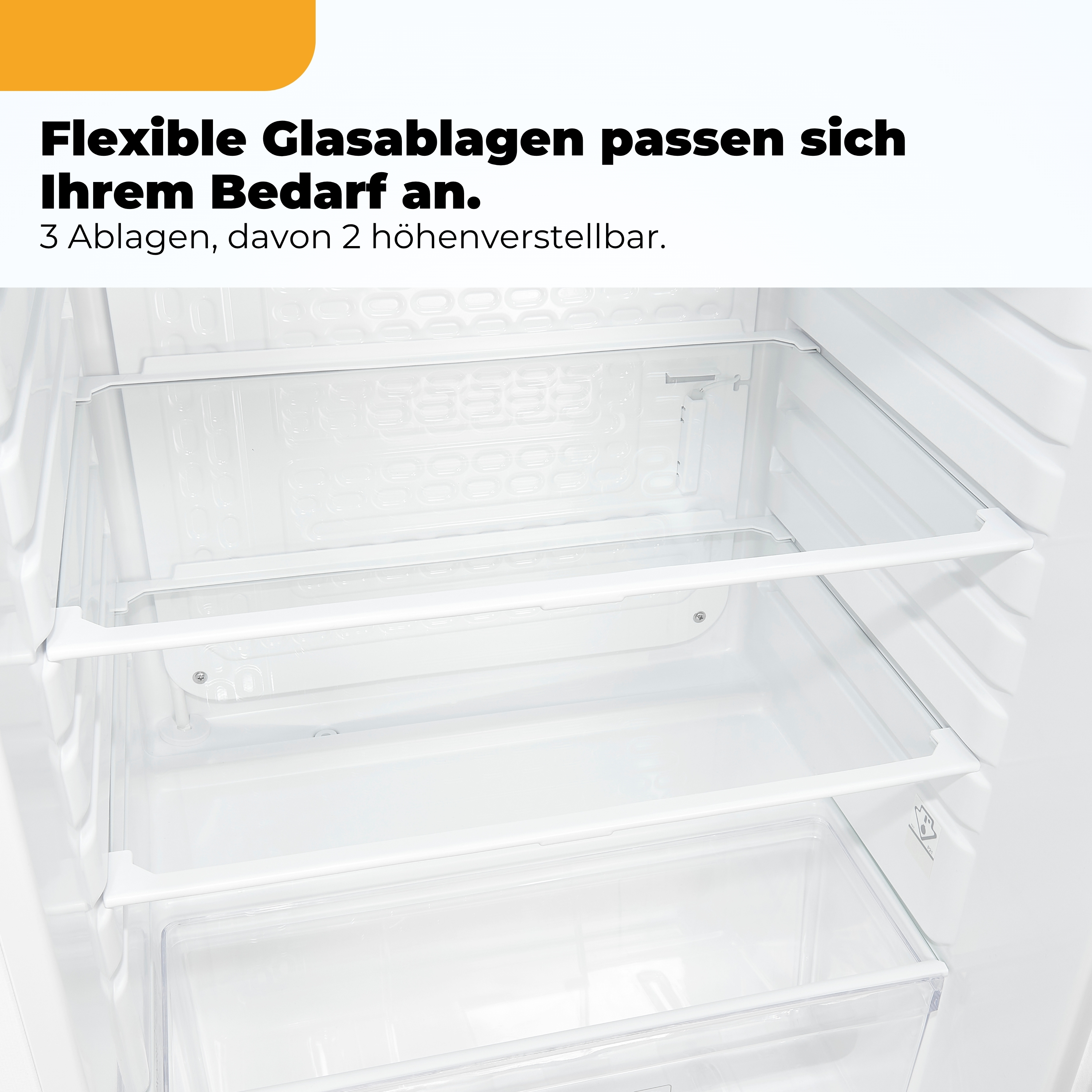 Innenansicht eines weißen Kühlschranks mit drei Glasablagen.