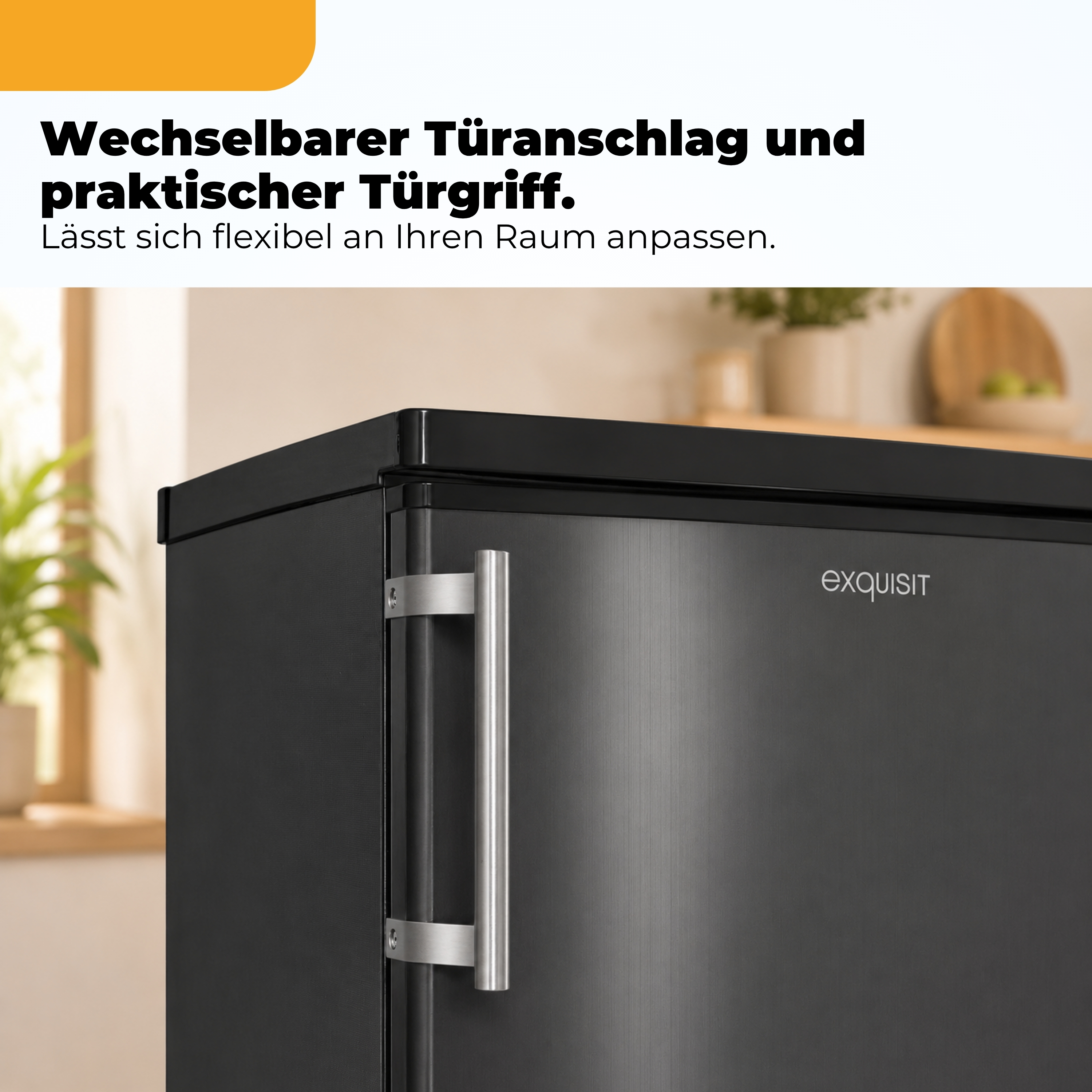 Schwarzer Kühlschrank mit silbernem Griff. Text im oberen Bereich.