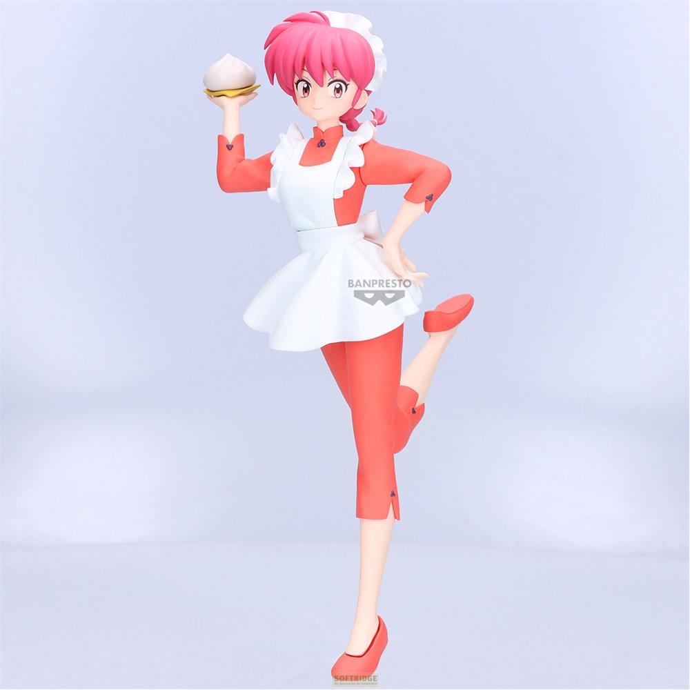 Figura anime di giovane donna capelli rosa, vestito rosso, grembiule bianco, tiene un panino.