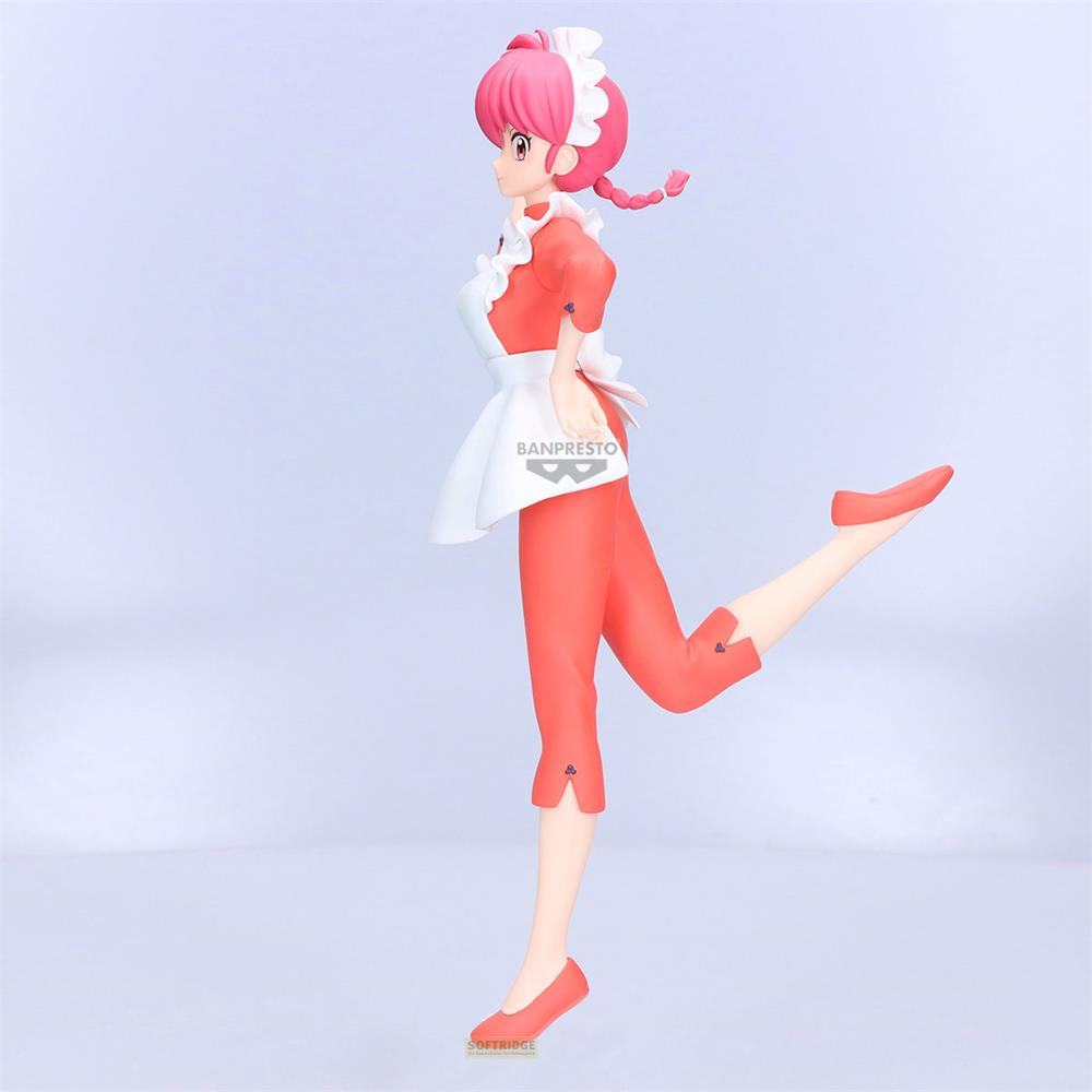 Una figura anime in un outfit rosso con grembiule bianco e capelli rosa.