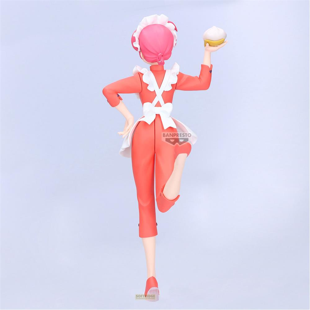 Figura in abito arancione con grembiule bianco tiene una torta.