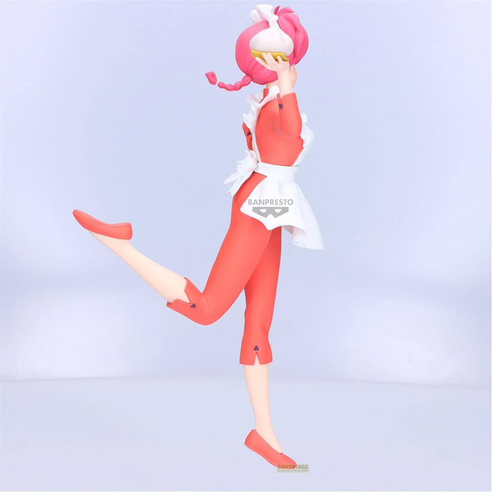 Una figura in abito rosso con grembiule bianco tiene un oggetto giallo.
