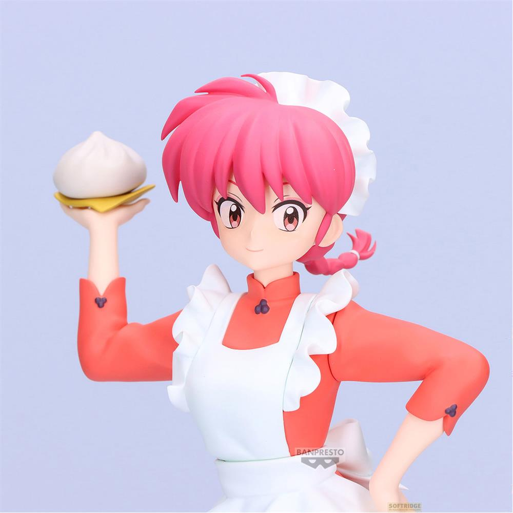 Statua di anime di ragazza con capelli rosa, con cuffia da cameriera bianca e vestito rosso.