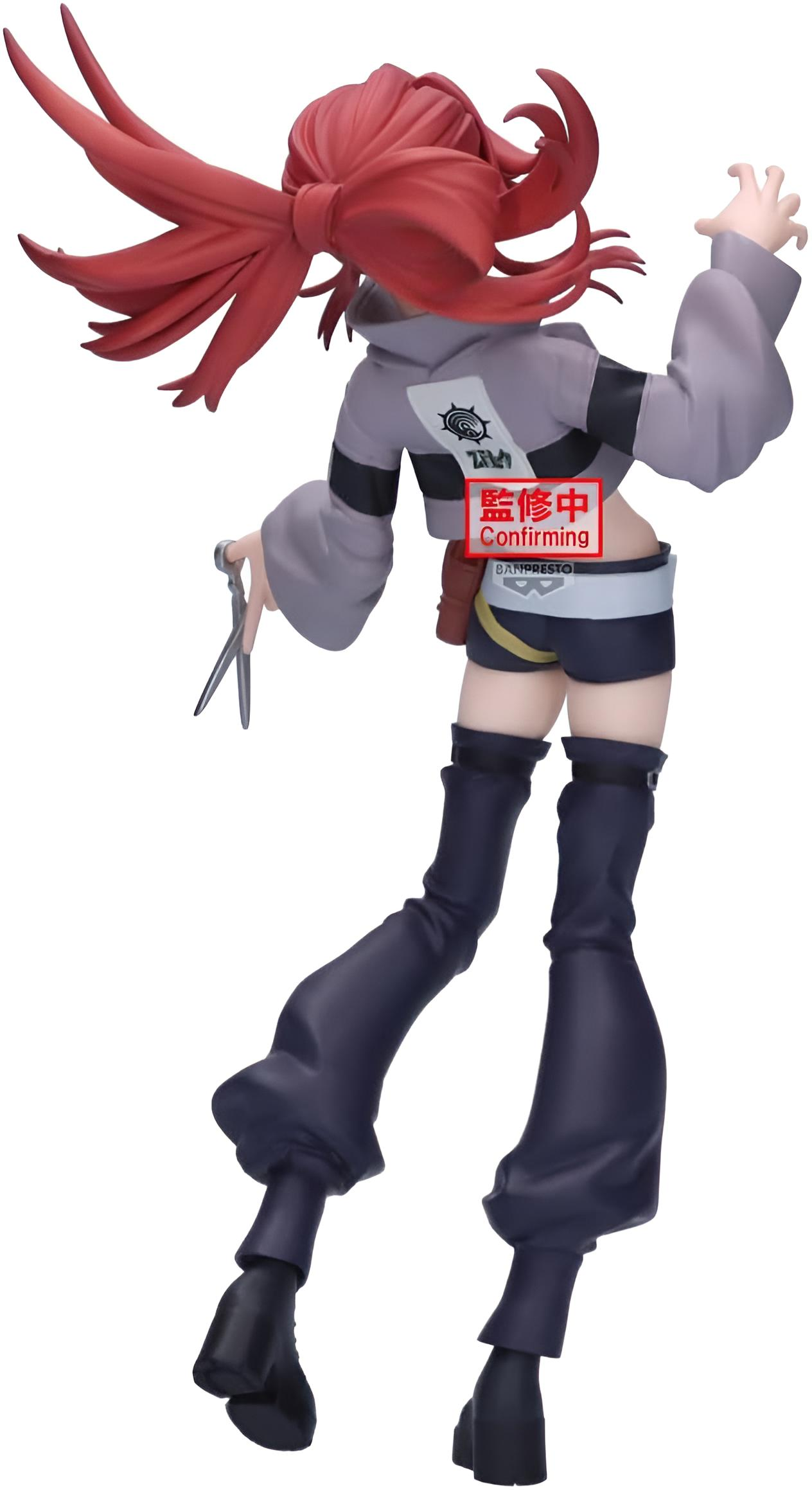 Figura di personaggio anime con capelli rossi, felpa grigia, pantaloncini e stivali.